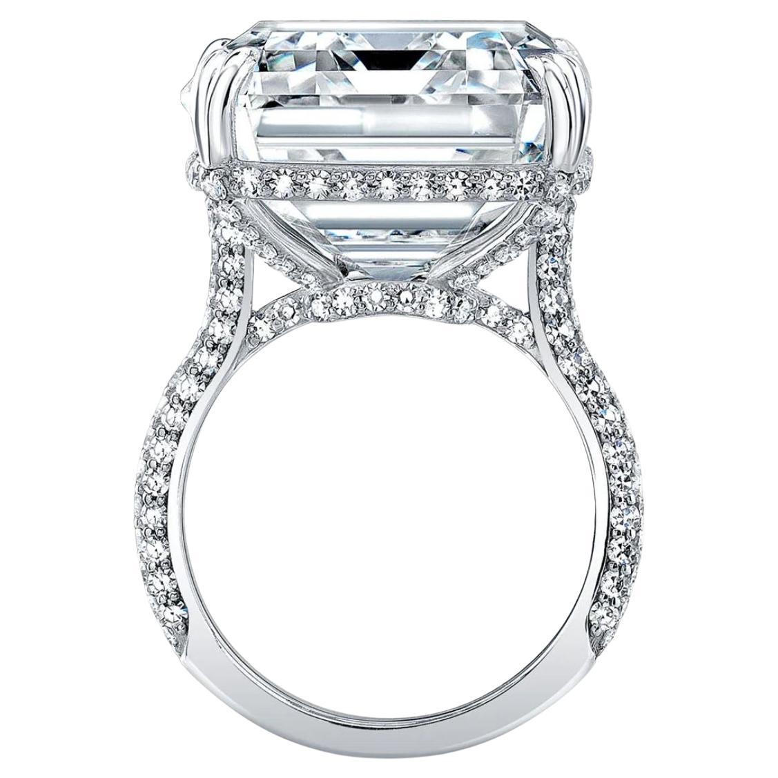 Dieser 10,85 Karat schwere Diamantring mit Smaragdschliff ist ein bemerkenswertes Beispiel für zeitlose Eleganz und sorgfältige Handwerkskunst. Das Herzstück ist ein Diamant der Farbe D, was für seine absolute Farblosigkeit steht, und verfügt über