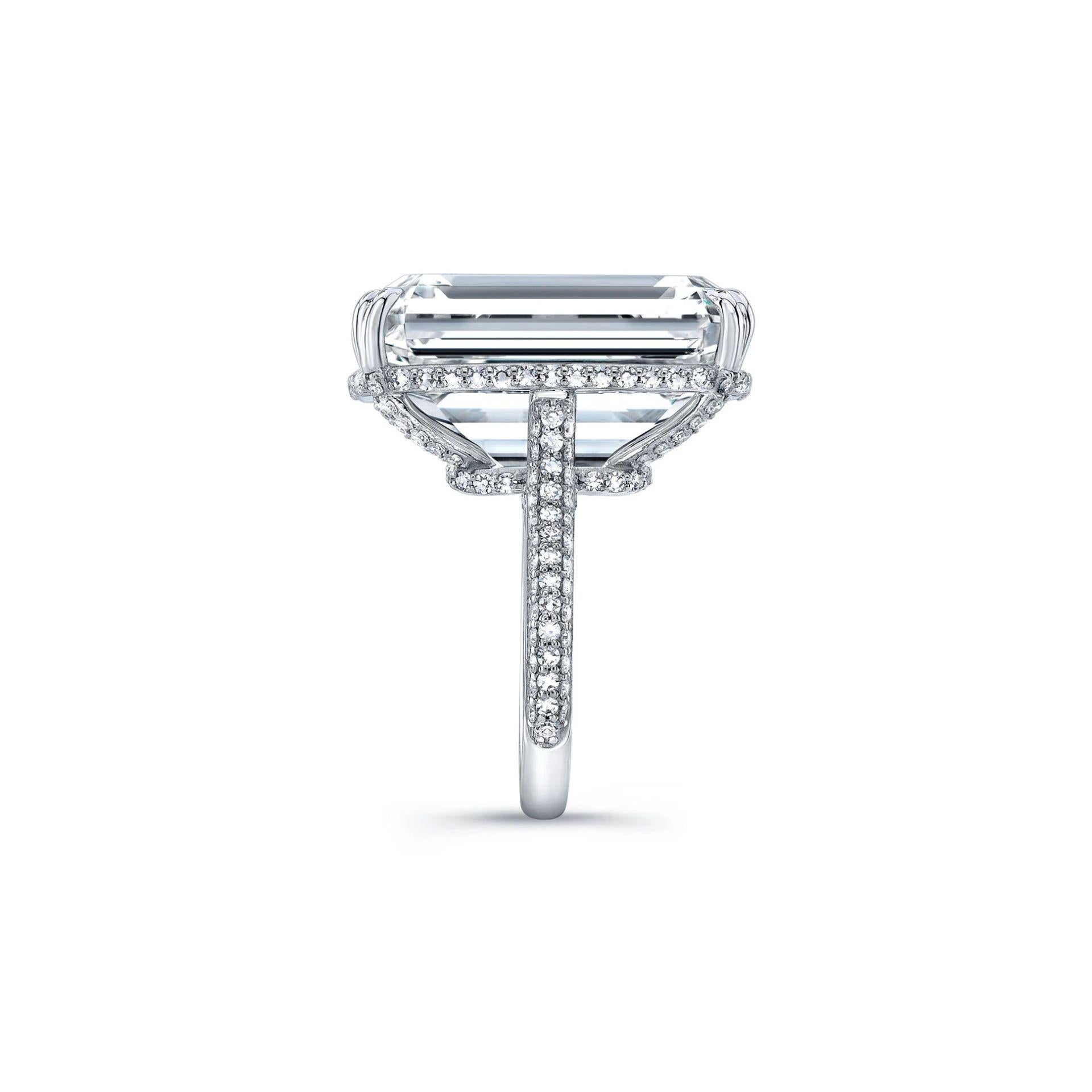 10,85 Karat Diamantring im Smaragdschliff Typ IIA D Farbe, innen lupenrein im Zustand „Neu“ im Angebot in Mumbai, IN