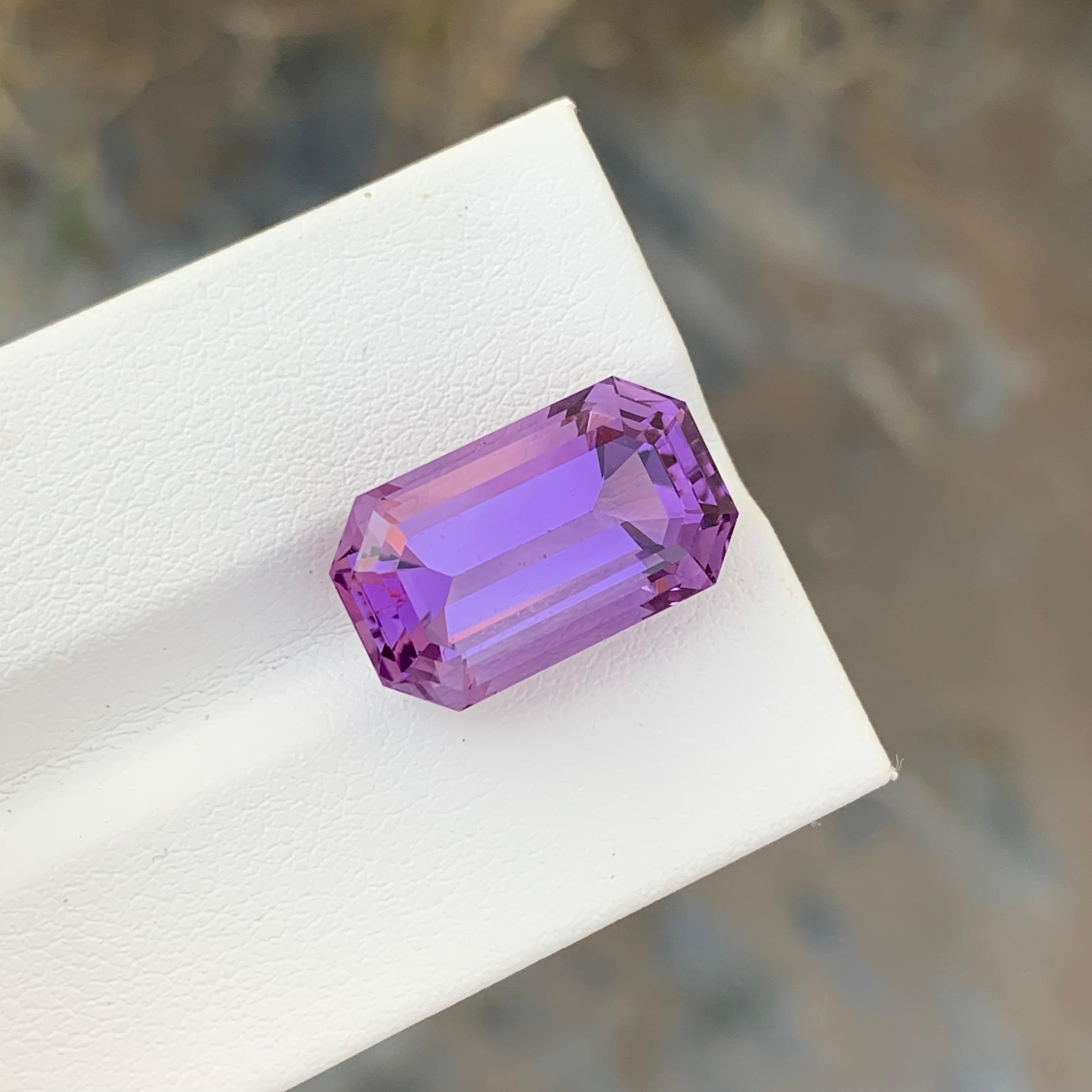 Loser Amethyst
Gewicht: 10,85 Karat
Abmessungen: 17 x 10,1 x 8,8 mm
Farbe: Violett
Herkunft: Brasilien
Behandlung: Nicht
Zertifikat: Auf Anfrage
Die Form: Smaragd 

Der Amethyst, eine atemberaubende Quarzart, die für ihren faszinierenden violetten