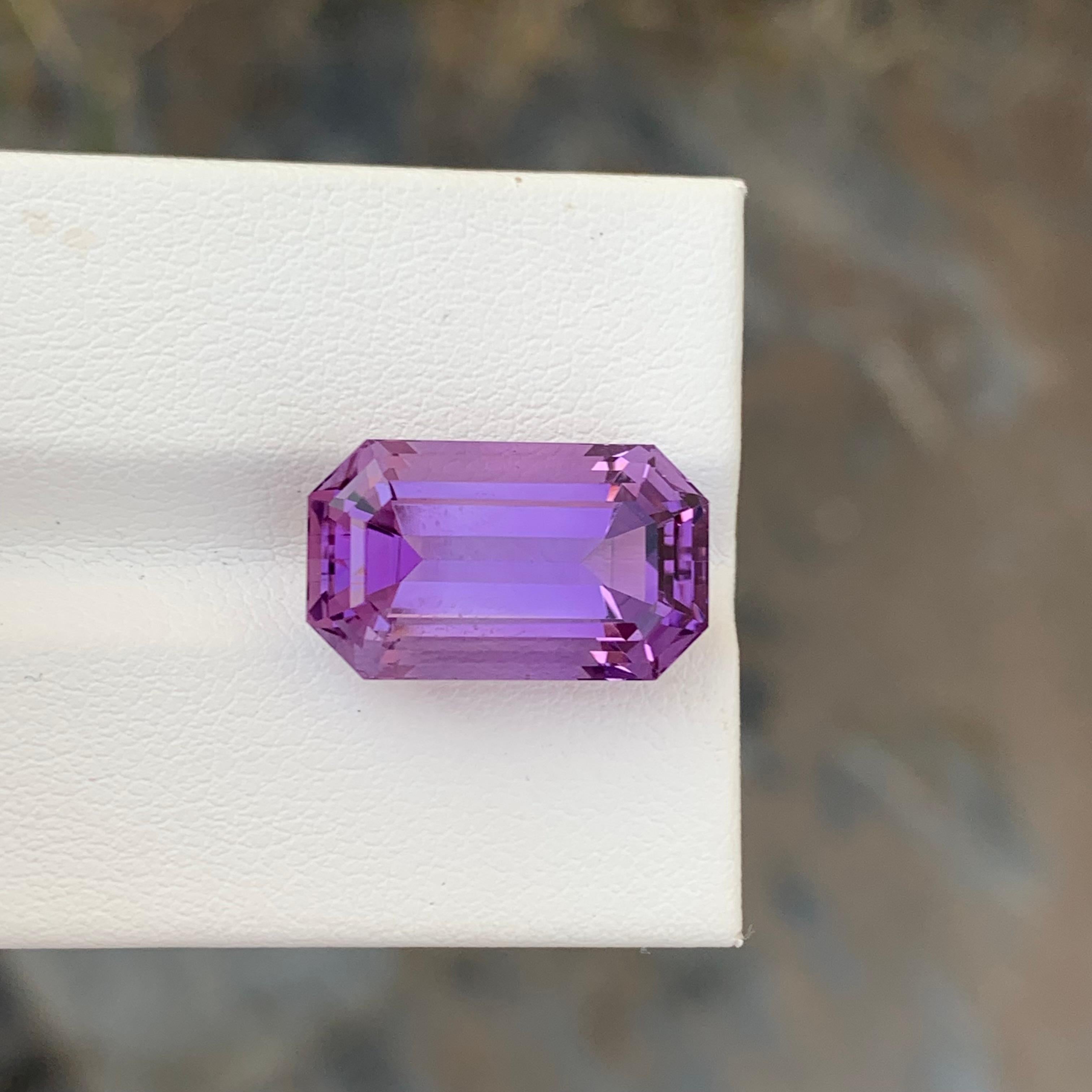 10.85 Karat natürlicher loser Amethyst-Smaragd in Smaragdform für die Schmuckherstellung (Arts and Crafts) im Angebot