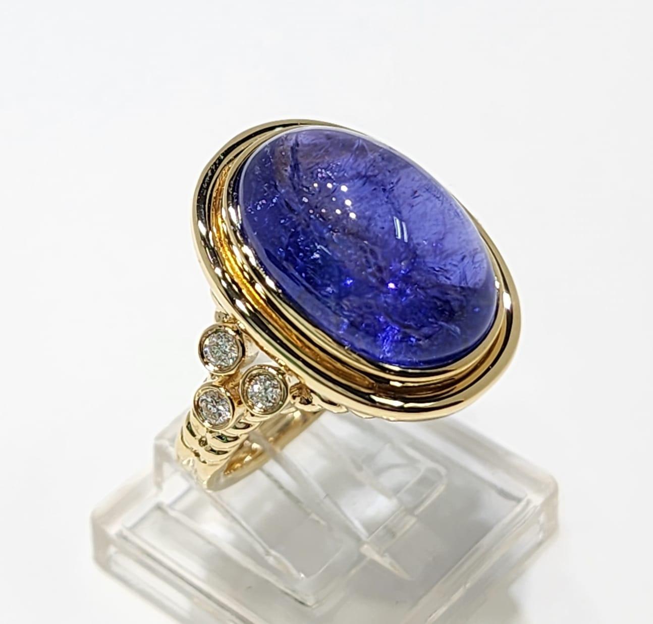 Cette bague exquise est ornée d'une magnifique tanzanite de 10,85 carats, sertie dans un luxueux or jaune 18 carats. La teinte bleu-violet profond de la Tanzanite est magnifiquement complétée par le ton chaud de l'or jaune, créant un contraste