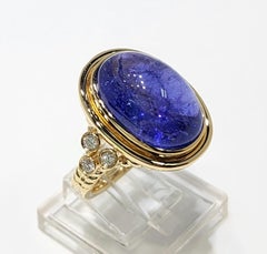 Anillo de cóctel de tanzanita cabujón de 10,85 quilates en oro amarillo de 18 quilates