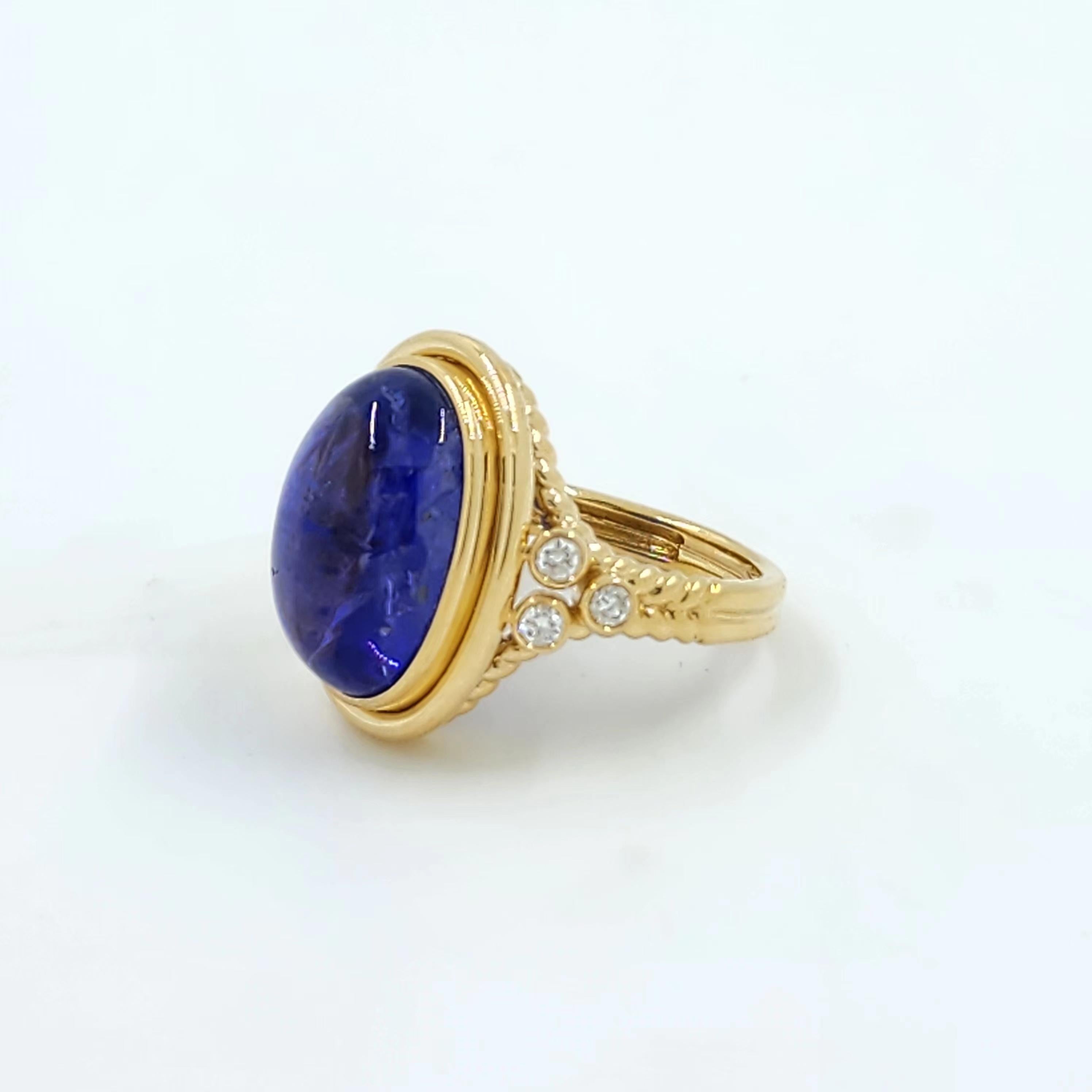 Bague cocktail en or jaune 18 carats avec tanzanite cabochon de 10,85 carats Pour femmes en vente