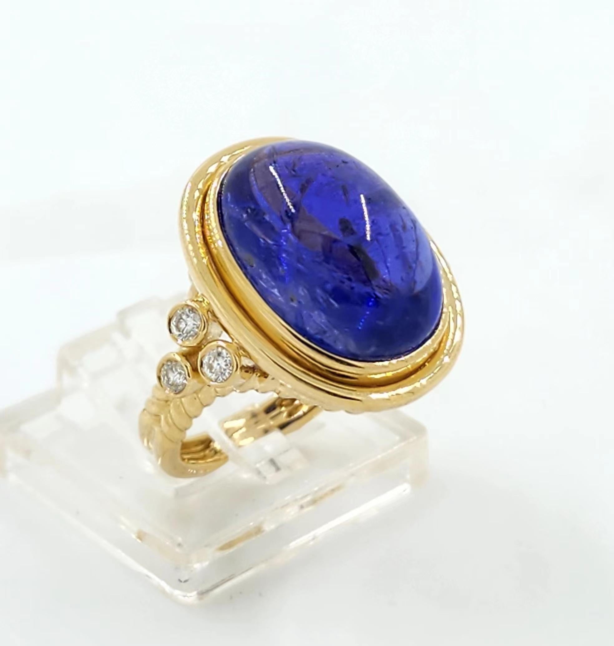 Bague cocktail en or jaune 18 carats avec tanzanite cabochon de 10,85 carats en vente 3