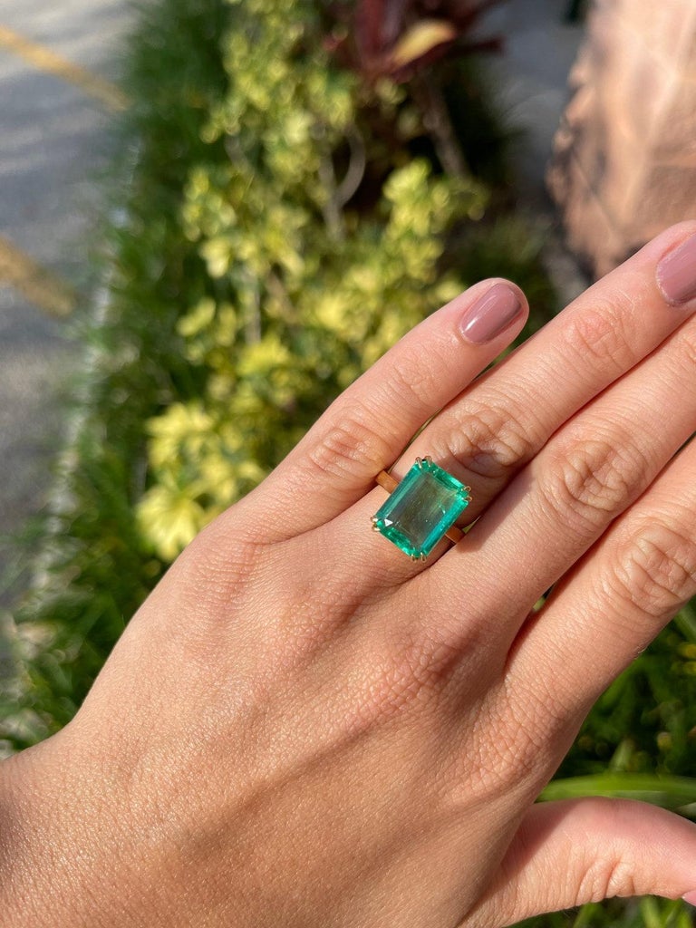 10.58cts 18K Large Heirloom Colombian Emerald-Emerald Cut Solitaire Ring In New Condition For Sale In Jupiter, FL
