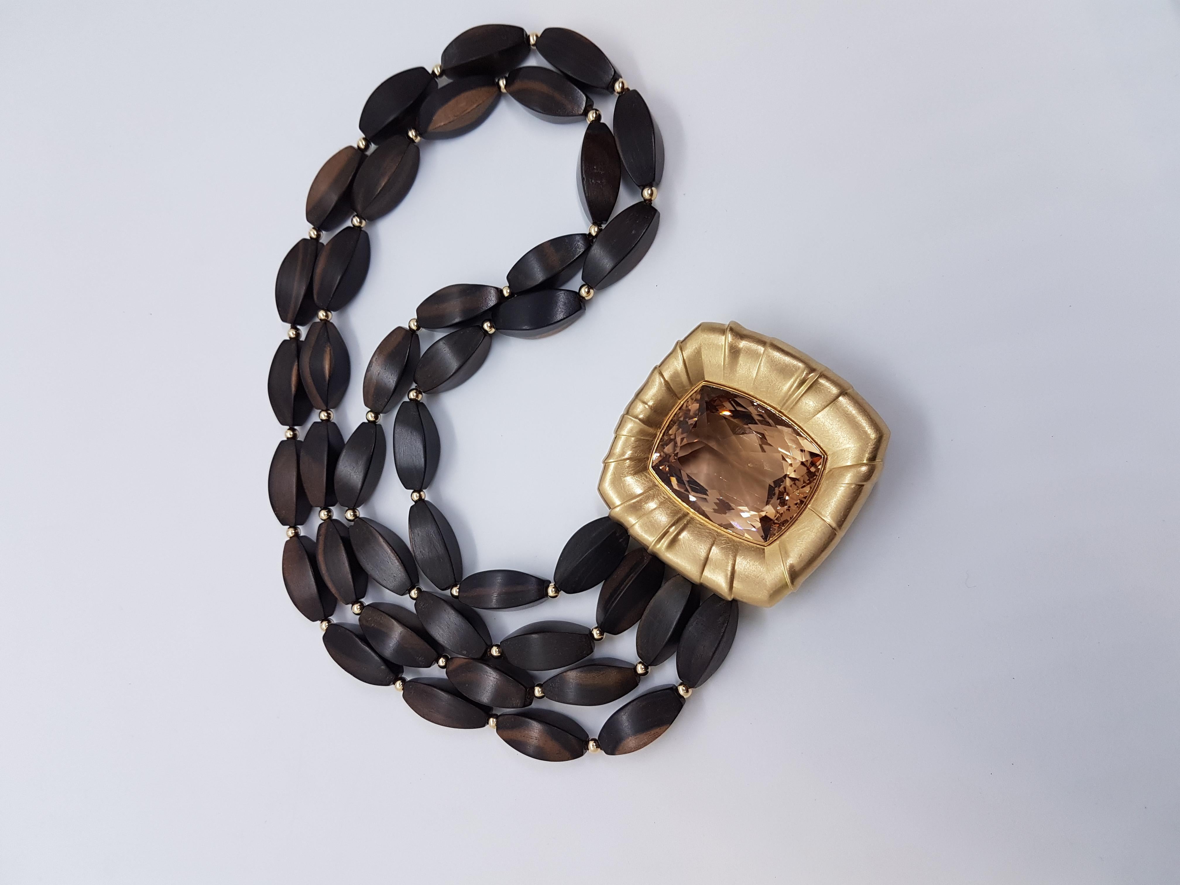 Außergewöhnliche und atemberaubende Halskette von Wagner Preziosen.
Der 108,64 Karat schwere (in dieser Qualität und Größe sehr seltene), sehr klare Morganit ist in ein 