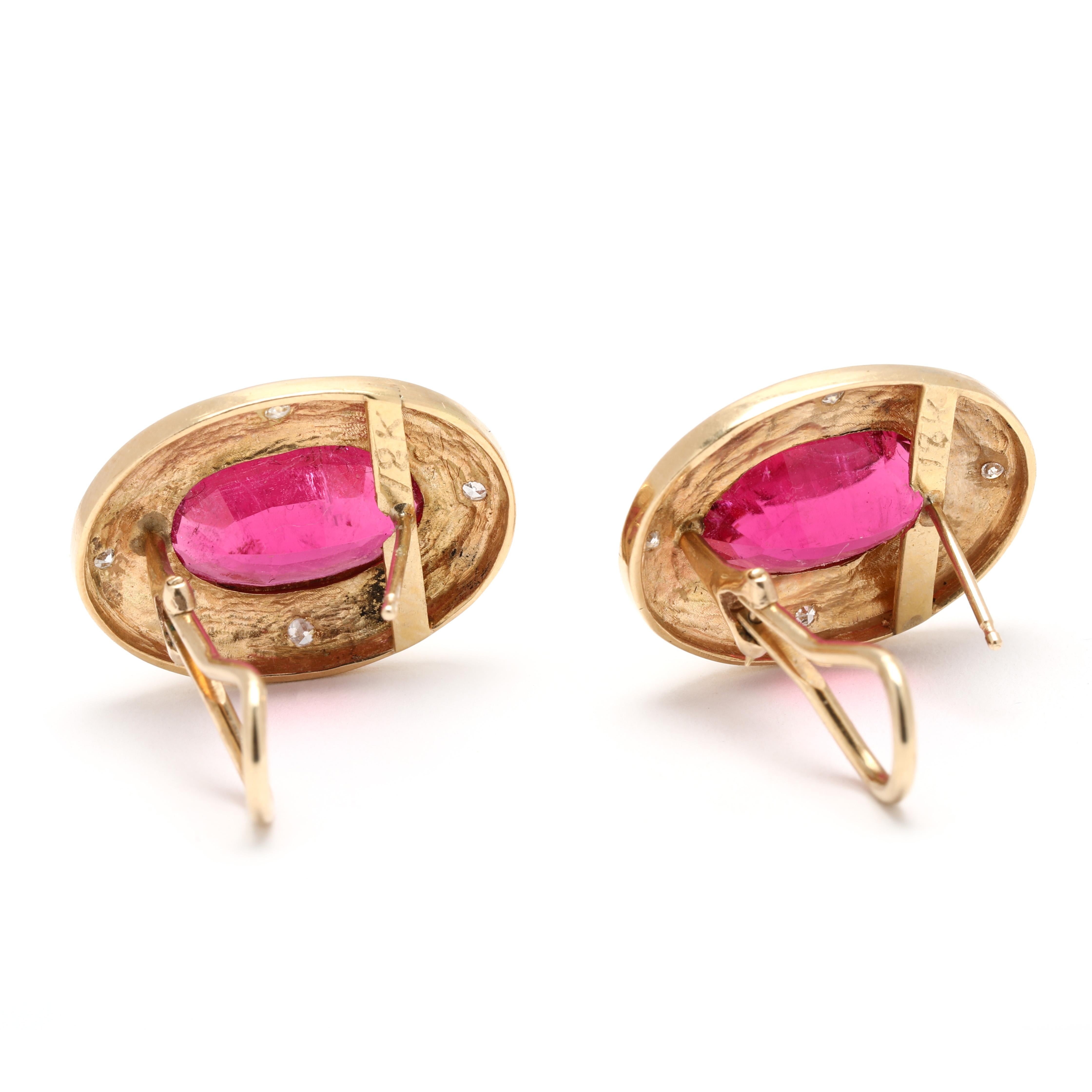 Pierres :
Tourmaline rose, 2 pierres
coupe ovale
14 x 9.5 mm
environ 10,7 carats au total
diamant, 8 pierres
taille unique/ taille ronde brillante
1.75 mm
environ .16 carats au total
Couleur FG/ Clarté VS2-SI1

Longueur : 7/8 in.

Largeur : 3/4