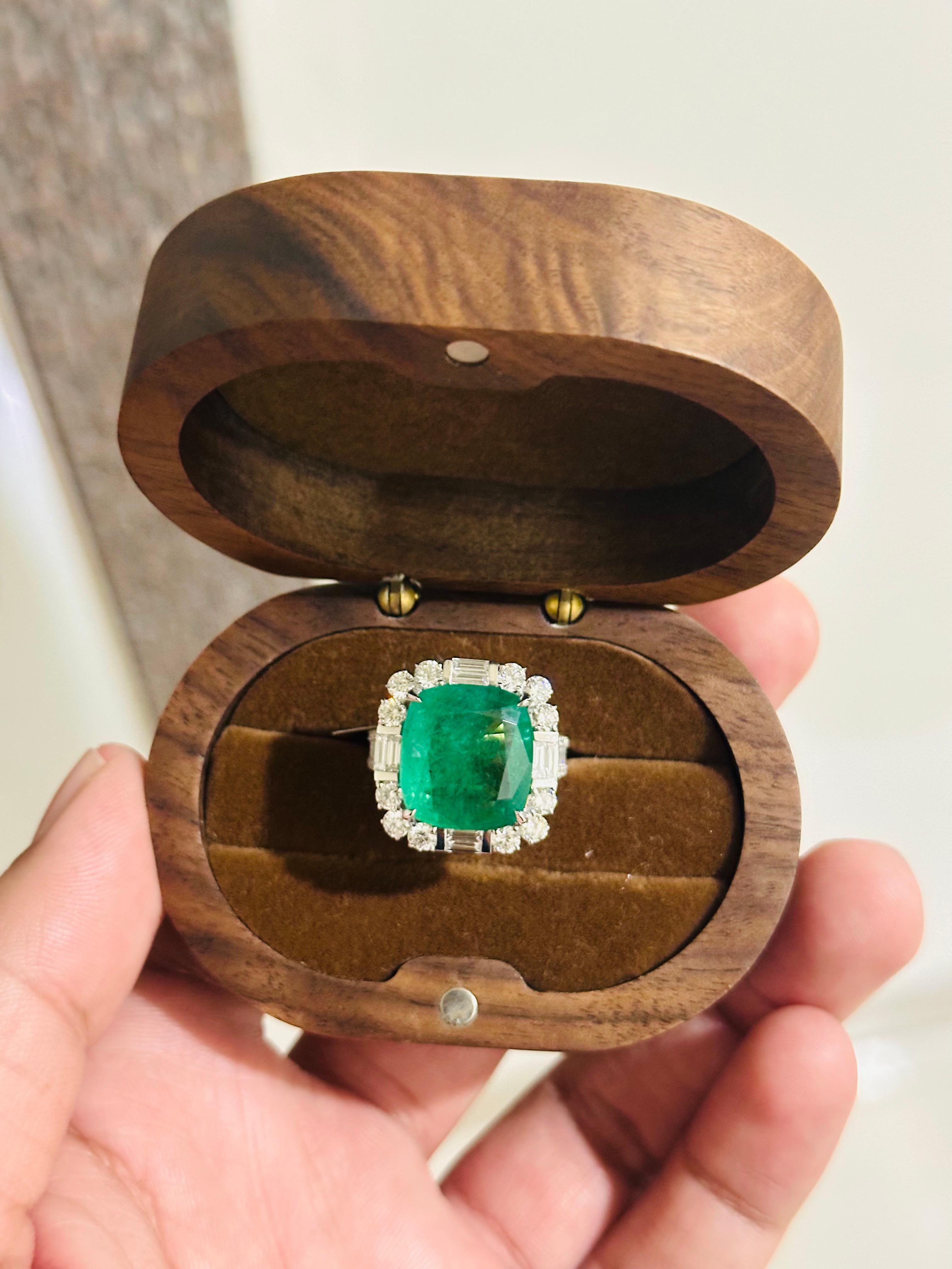 10.88 Carat Zambian Emerald Diamond Ring In New Condition For Sale In Bangkok, TH