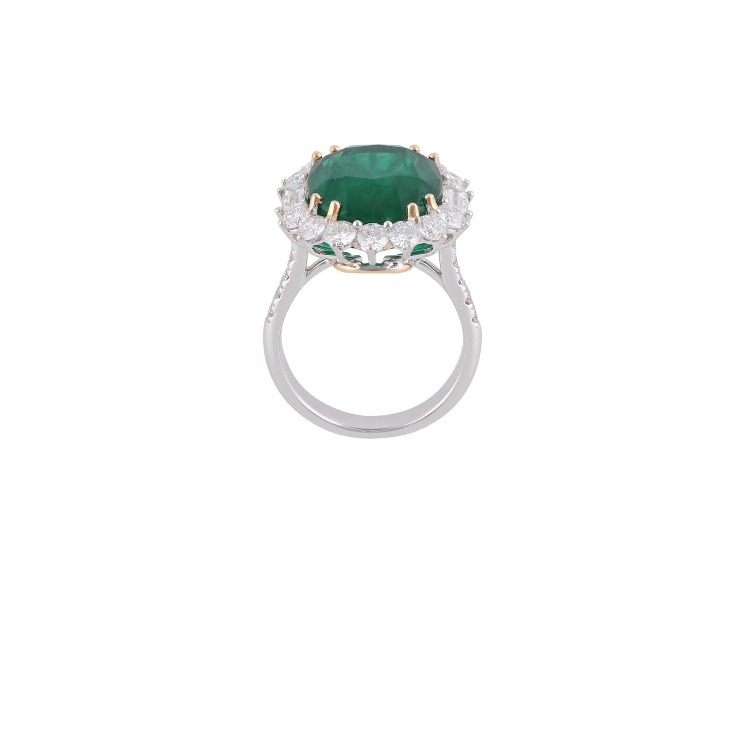 Kissenförmiger Smaragd 10,89 Karat
2 trapezförmige Diamanten 0,59 Karat
Runde Diamanten 1,61 Karat
18kt Weiß- und Gelbgold 6,20 Gramm