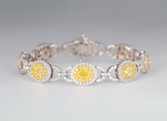 Bracelet en or blanc 18 carats serti d'un diamant jaune et blanc de taille ovale de 10,89 carats