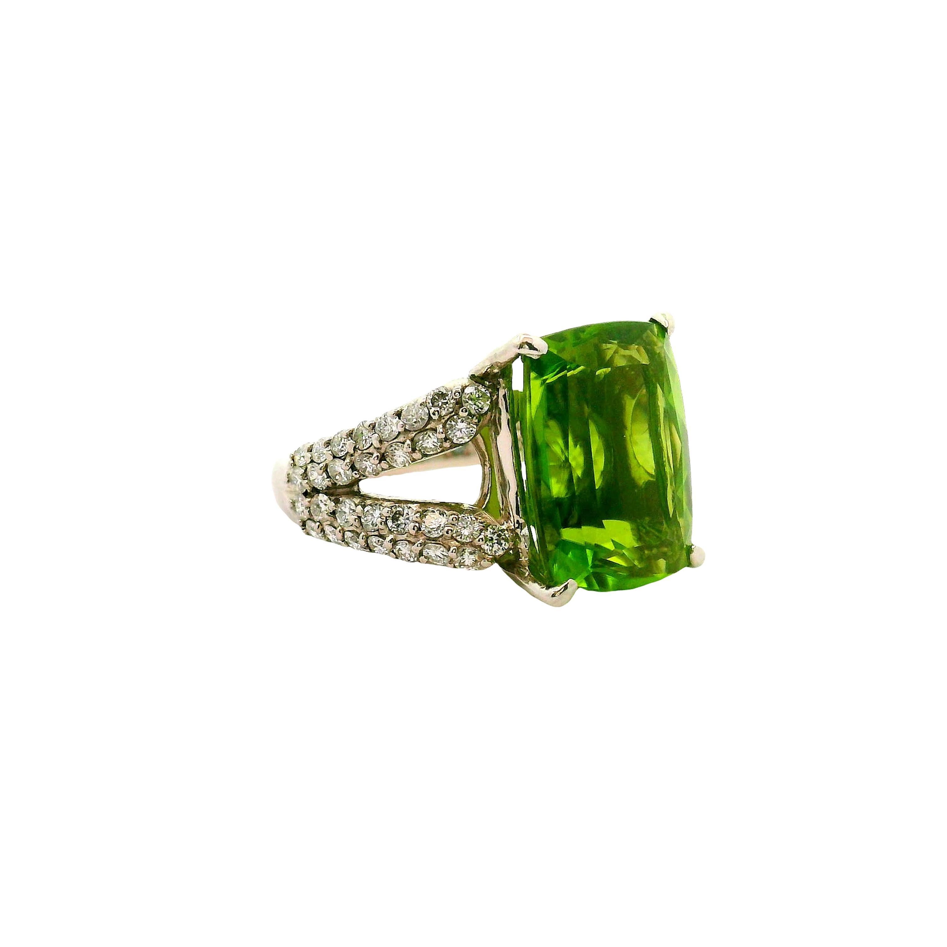 Anillo de Platino con Diamante Peridoto de 10.89 Quilates Corte cojín en venta
