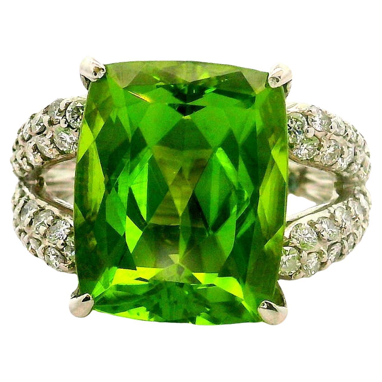 Bague en platine de 10.89 carats avec péridot et diamant
