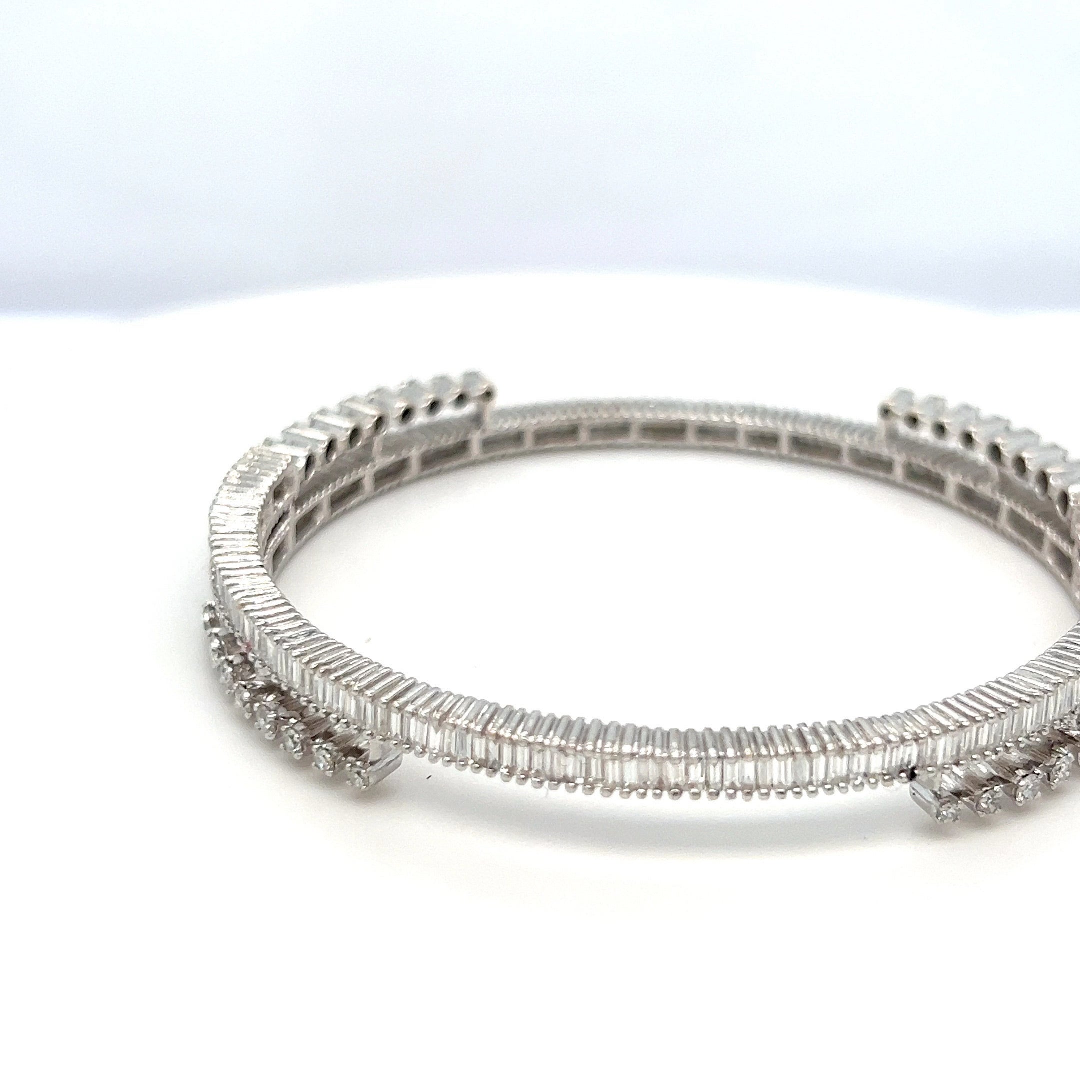 Artigiano Bangles con diamanti bianchi da 10,89 carati in vendita