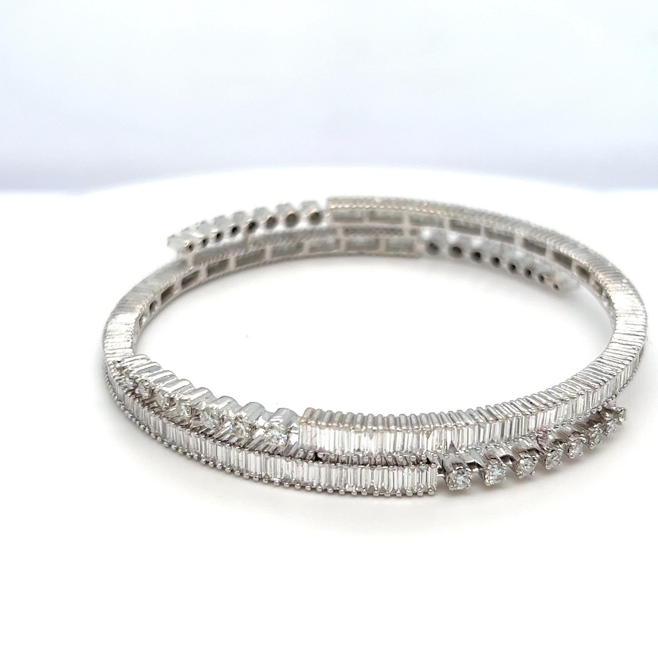 Donna Bangles con diamanti bianchi da 10,89 carati in vendita
