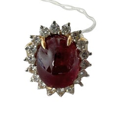 Anello aureola con diamante da 10,89 ctw e rubino cabochon della Tanzania in oro giallo 18 carati