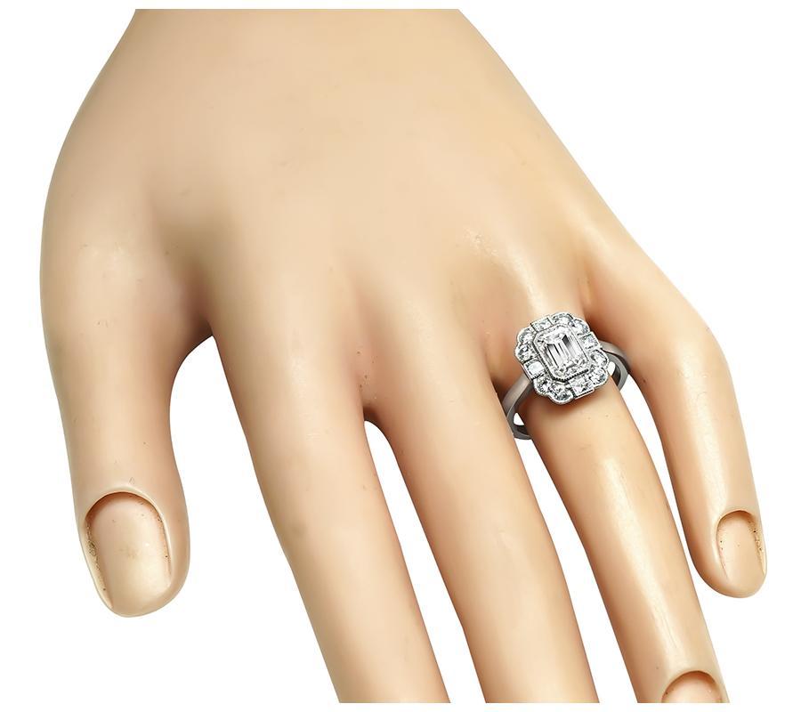 Questo è uno splendido anello di fidanzamento in platino. L'anello è centrato da uno scintillante diamante taglio smeraldo del peso di circa 1,08 carati. Il colore del diamante è G con purezza VS. Il diamante centrale è accentuato da splendidi