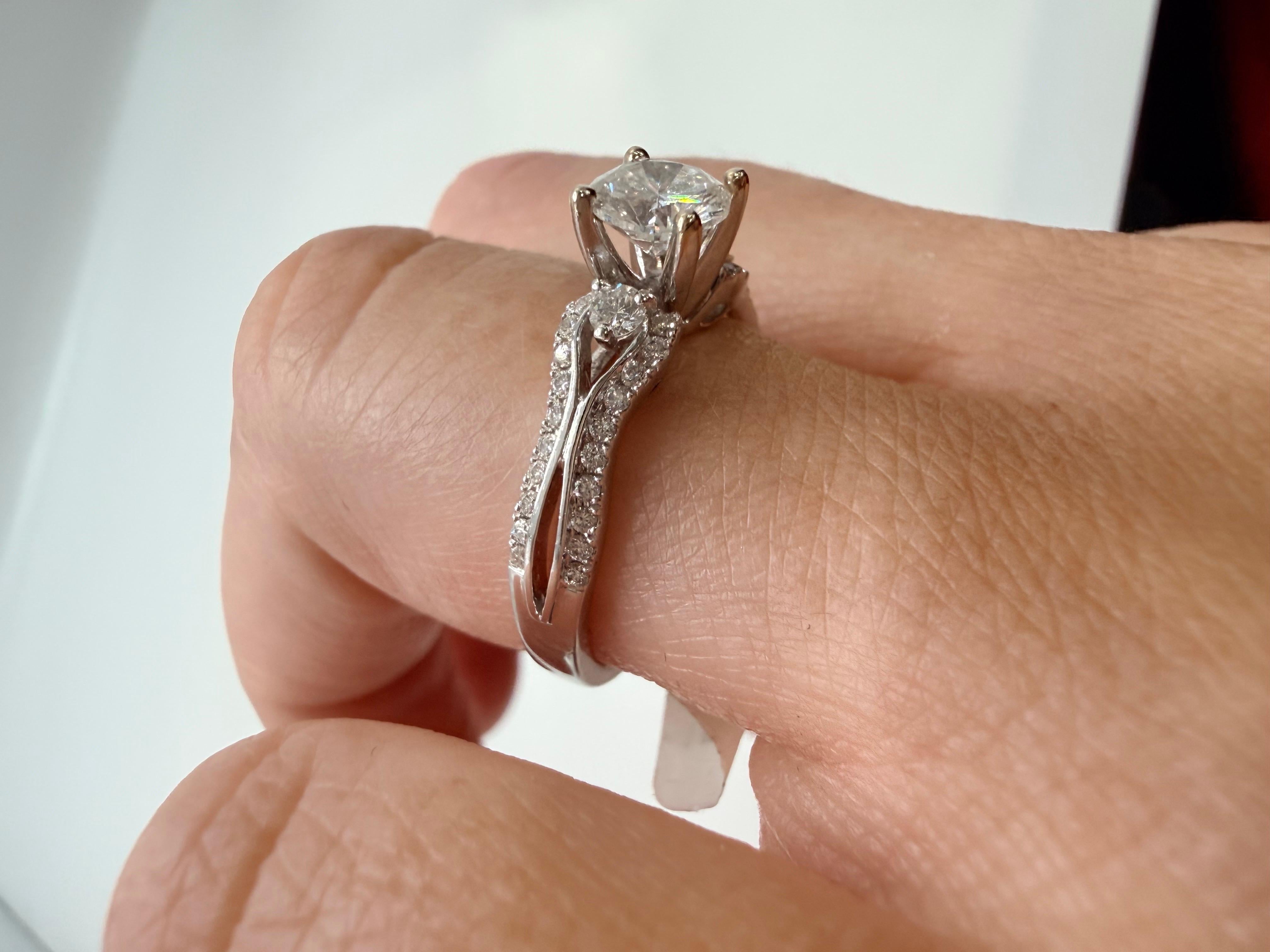 Bellissimo anello con diamante rotondo brillante centrale di 0,75 carati e 0,33 carati di diamanti più piccoli, realizzato in oro bianco 18KT. I diamanti hanno una purezza VS-SI e colori F-G.

**Tutti gli oggetti lasciano la nostra sede con un