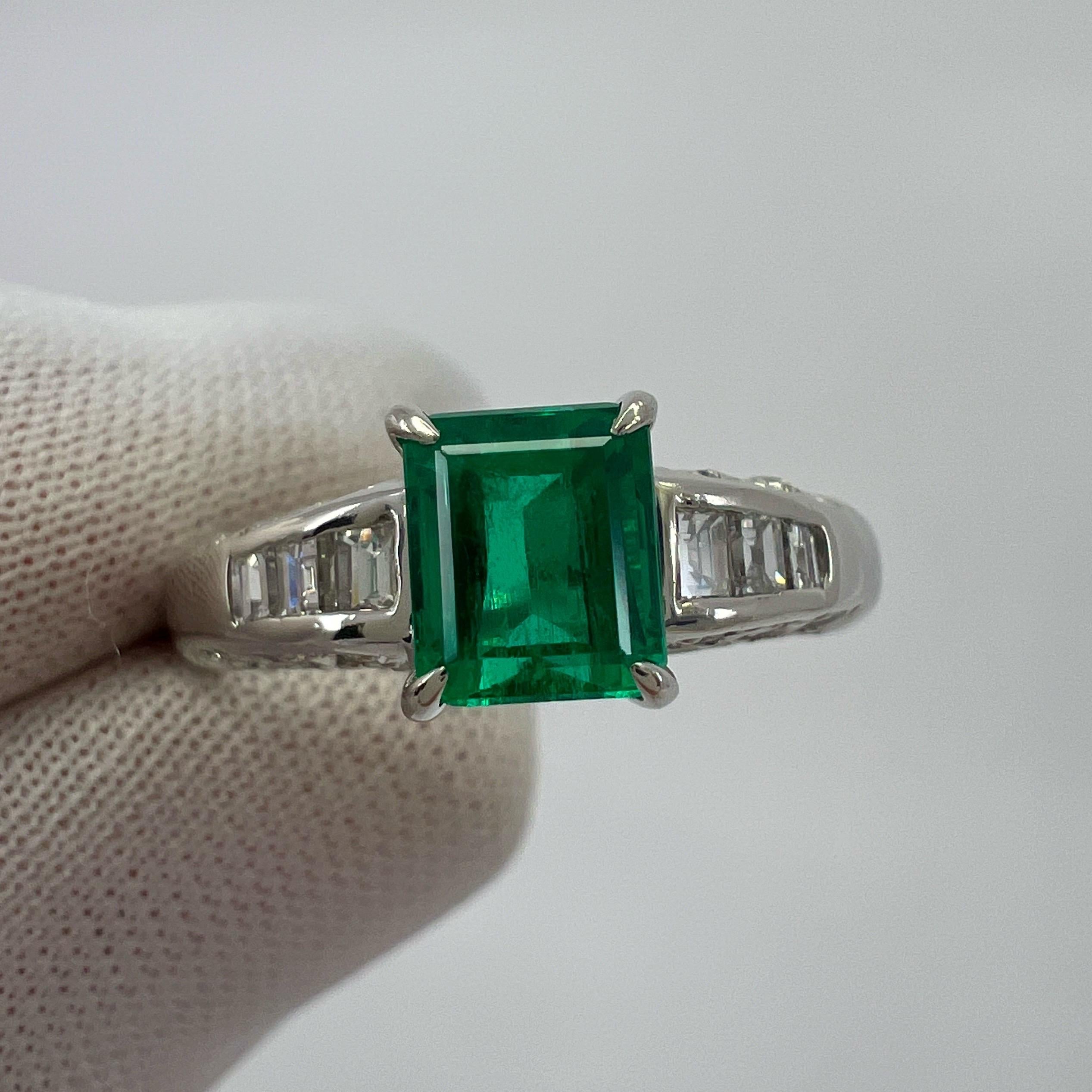 Bague solitaire en platine avec diamants et émeraude de Colombie d'un vert éclatant.

Poids total en carats 1,08. L'émeraude colombienne de 0,78 carat est d'une couleur vert vif et d'une excellente taille. Dimensions : 5,8 x 4,8 mm.
L'émeraude