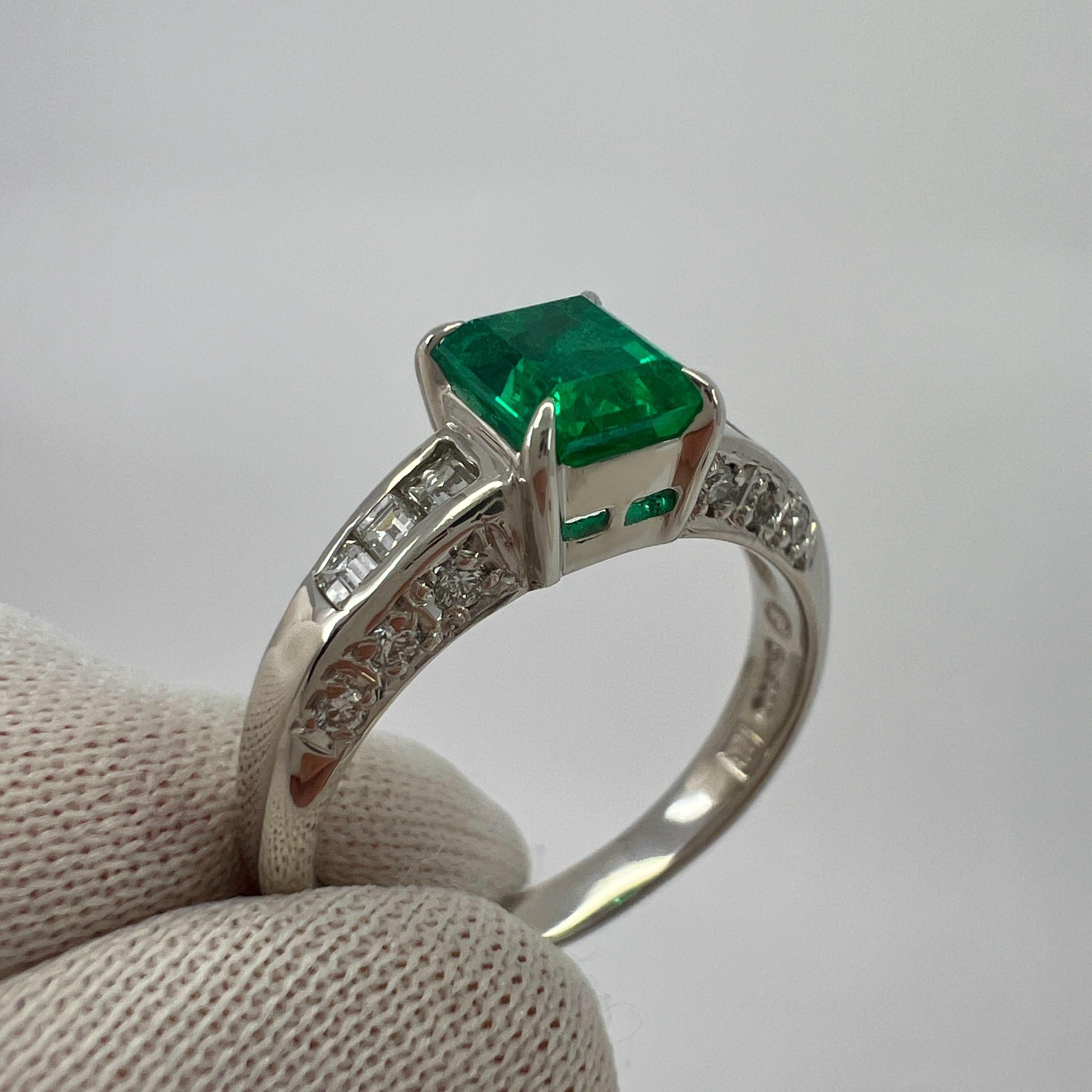 Women's or Men's 1.08ct Fine Green Colombian Emerald And Diamond Platinum Modern Solitaire Ring For Sale