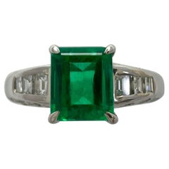 Bague solitaire moderne en platine avec émeraude verte de Colombie de 1.08 carat
