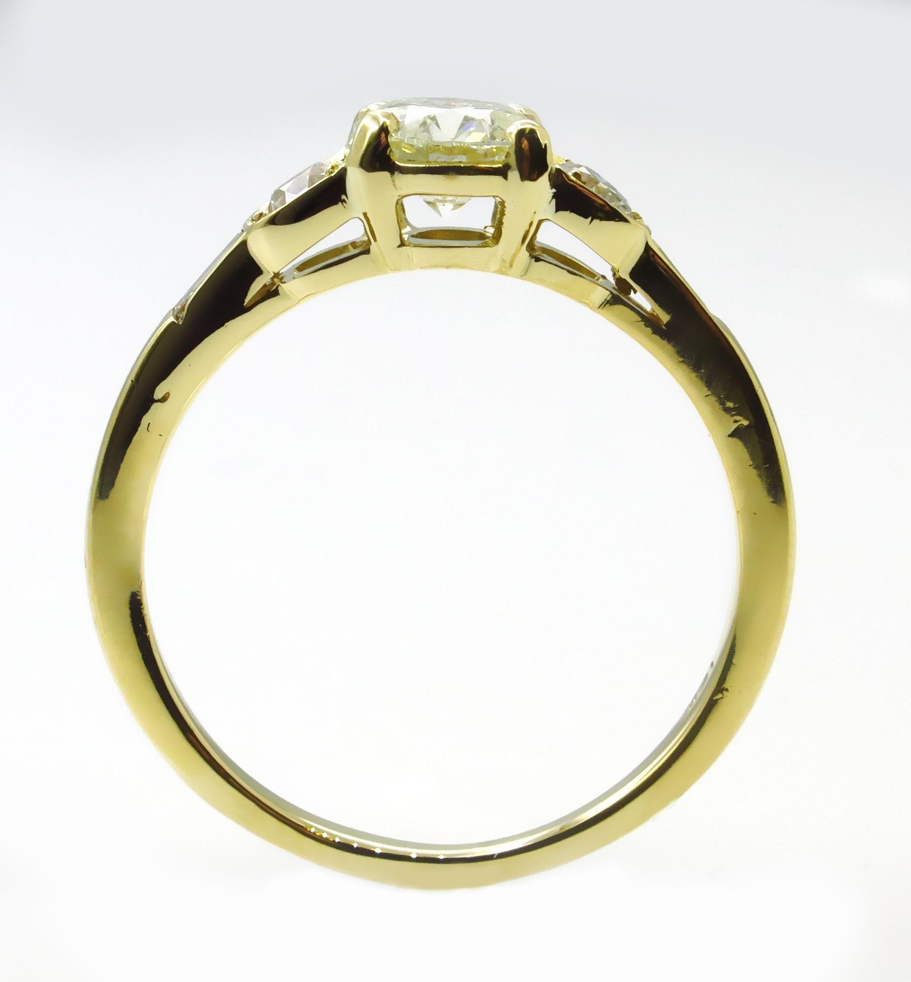 Women's or Men's 1.08 Carat Five-Stone Diamond Wedding Engagement 18 Karat Yellow Gold Ring