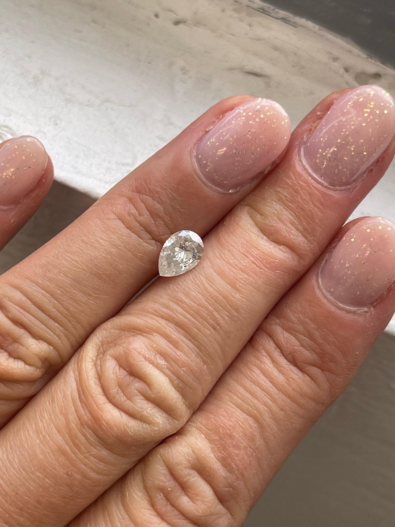 Magnifique diamant non serti et prêt à être offert, accompagné d'un écrin et d'un certificat.
Le diamant est de très bonne taille, I1 (pas d'inclusions noires) et de couleur F, beaucoup d'éclat !

Le certificat d'authenticité est fourni avec l'achat