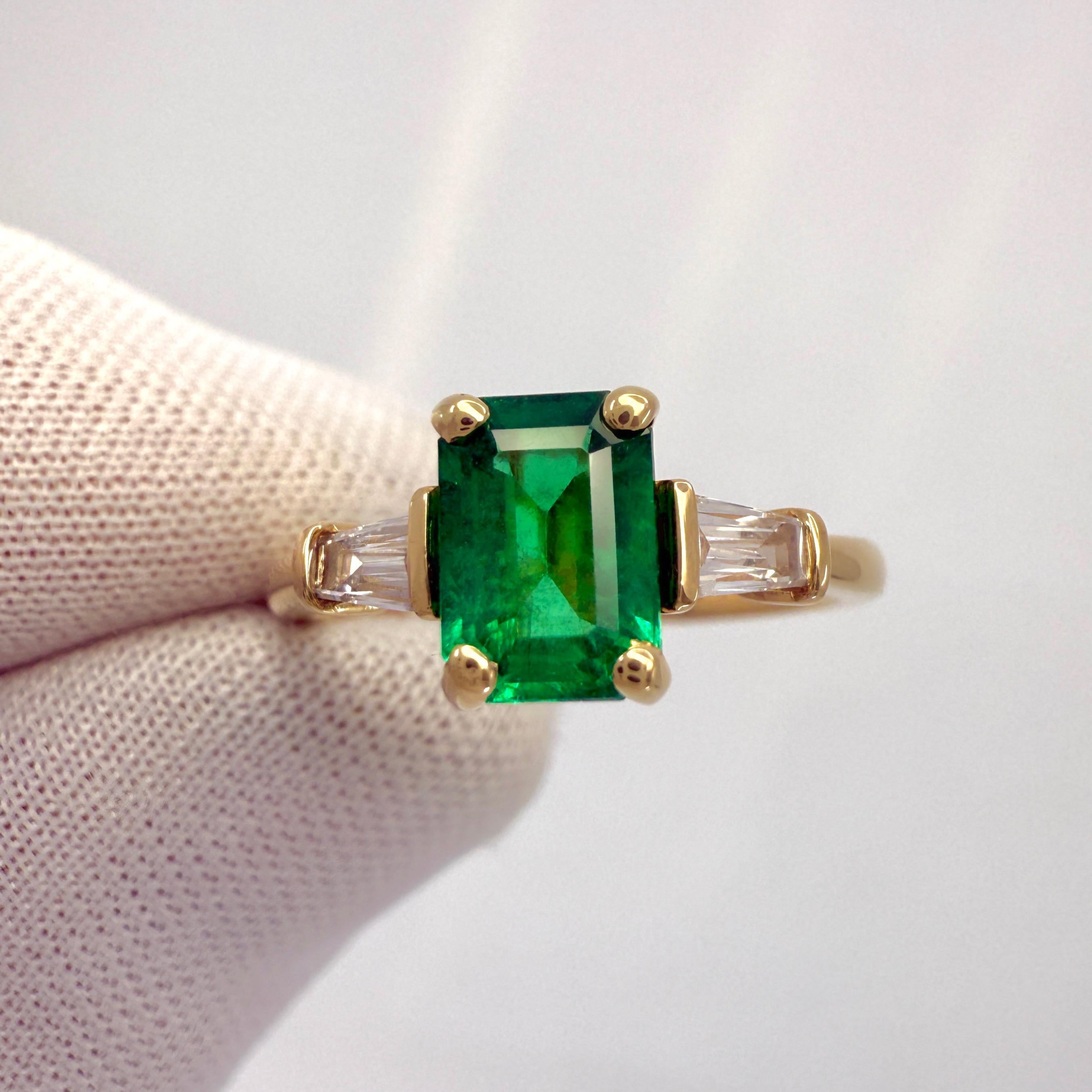 Esmeralda verde talla esmeralda y diamante Anillo de tres piedras de oro amarillo de 18k. 1,08ct Total.

Fina esmeralda natural de 0,88 quilates con un hermoso color verde vivo.
Esta esmeralda también tiene una talla octogonal excelente y una