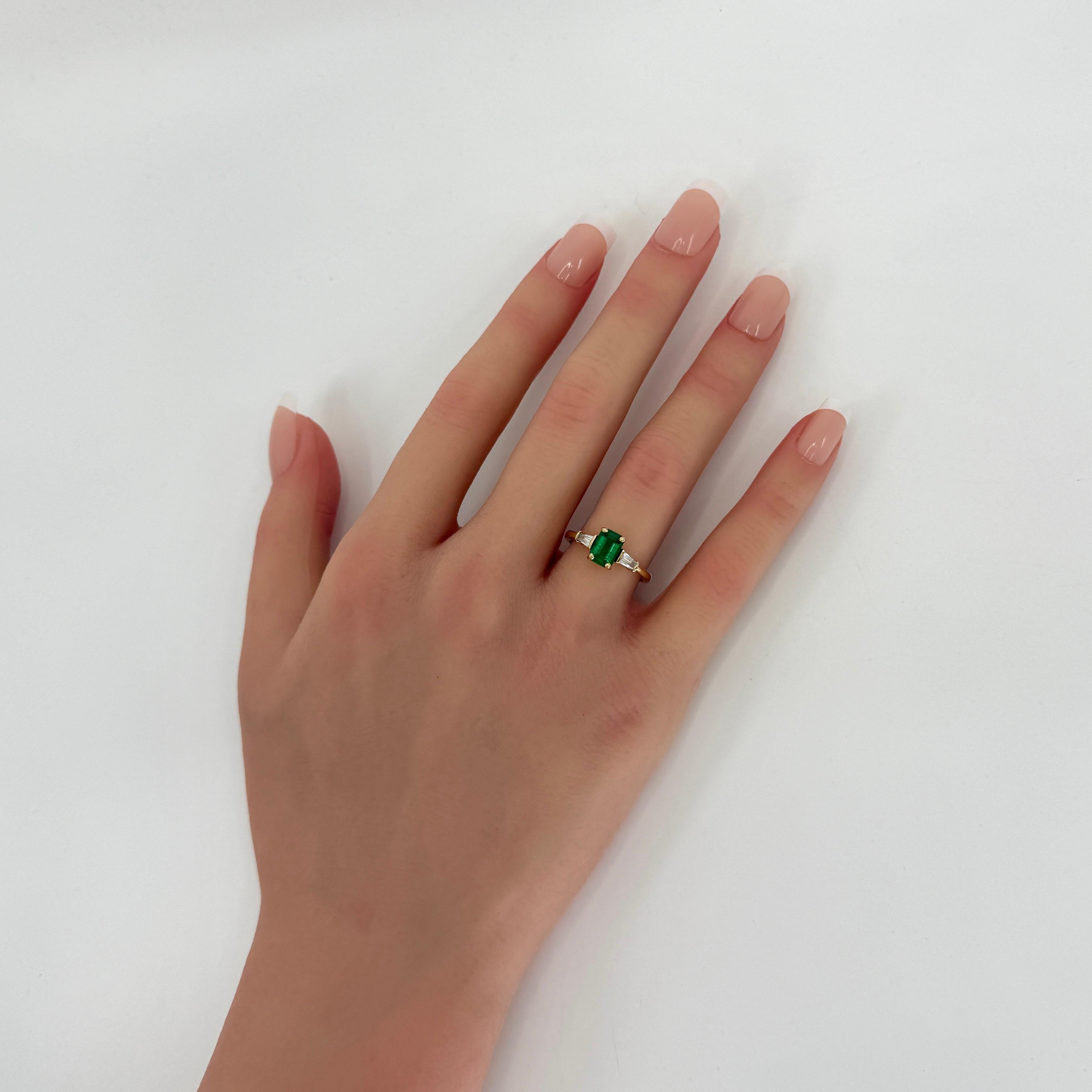 Esmeralda verde y diamante de 1,08 ct Anillo octogonal de tres piedras en oro amarillo de 18k Corte esmeralda en venta