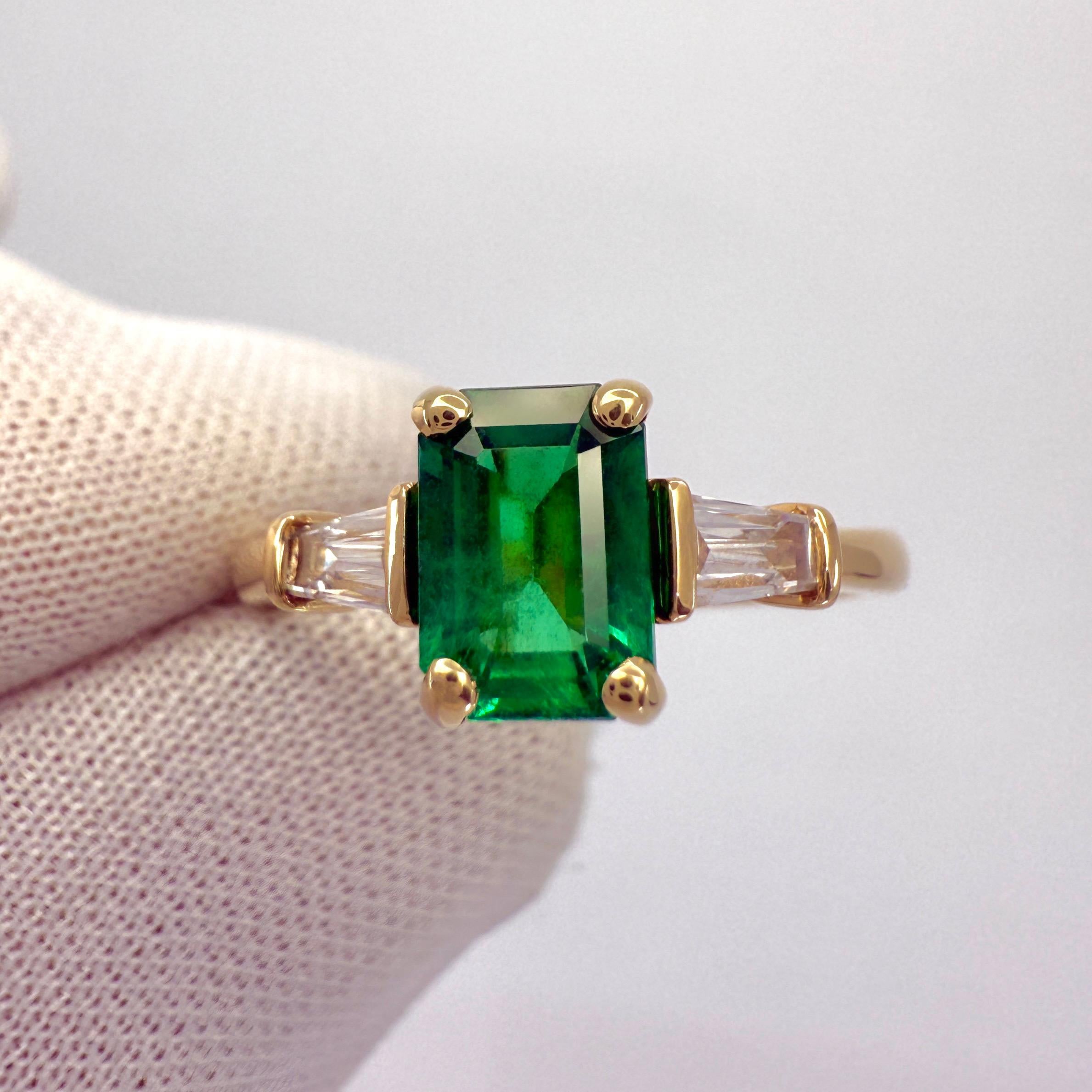 Esmeralda verde y diamante de 1,08 ct Anillo octogonal de tres piedras en oro amarillo de 18k en Nuevo estado para la venta en Birmingham, GB