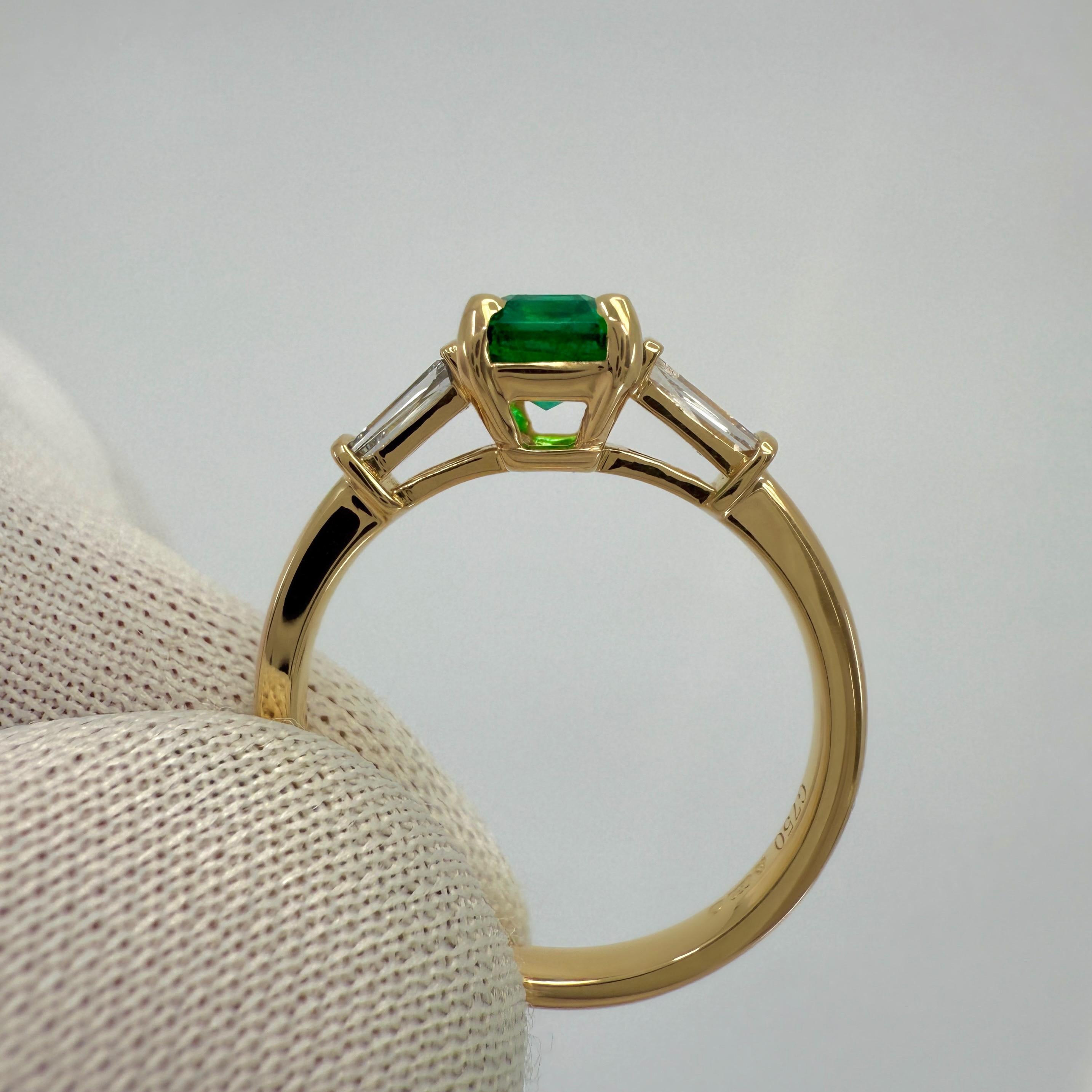 Femenino o masculino Esmeralda verde y diamante de 1,08 ct Anillo octogonal de tres piedras en oro amarillo de 18k en venta