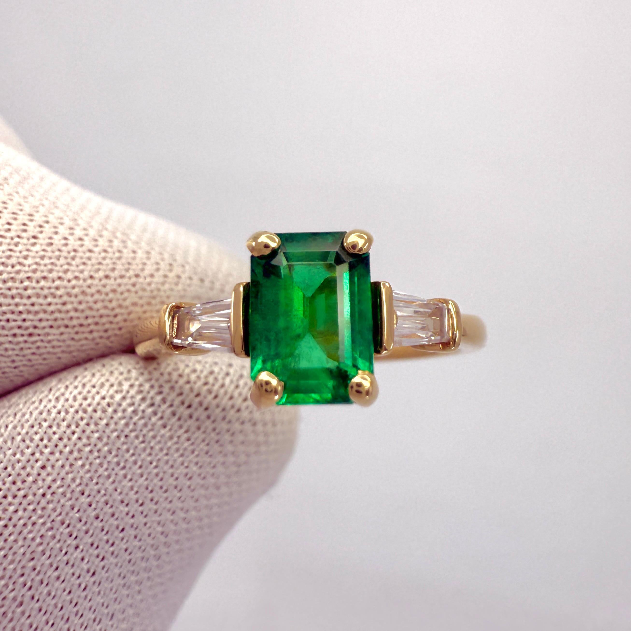 Esmeralda verde y diamante de 1,08 ct Anillo octogonal de tres piedras en oro amarillo de 18k en venta 1