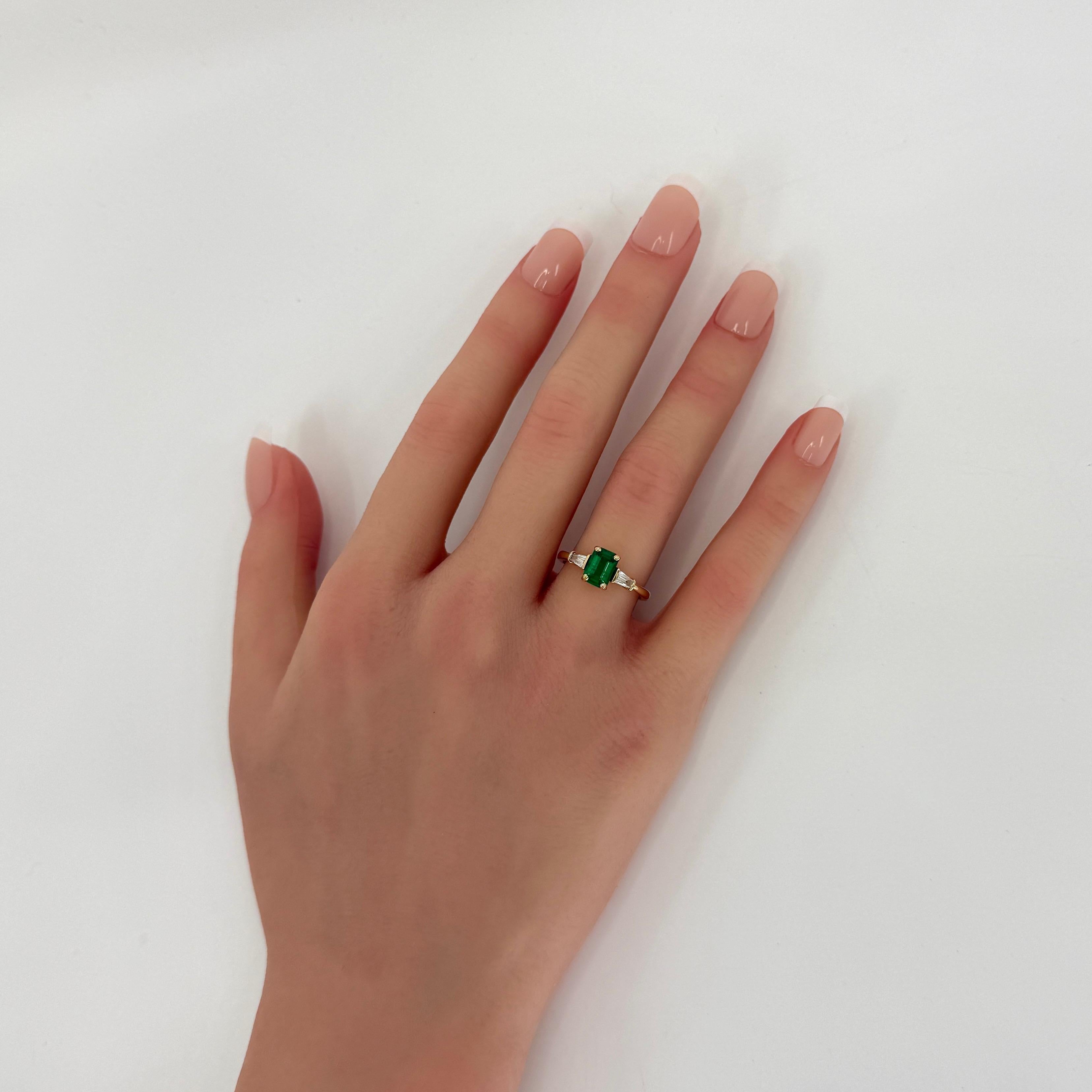 Esmeralda verde y diamante de 1,08 ct Anillo octogonal de tres piedras en oro amarillo de 18k en venta 2