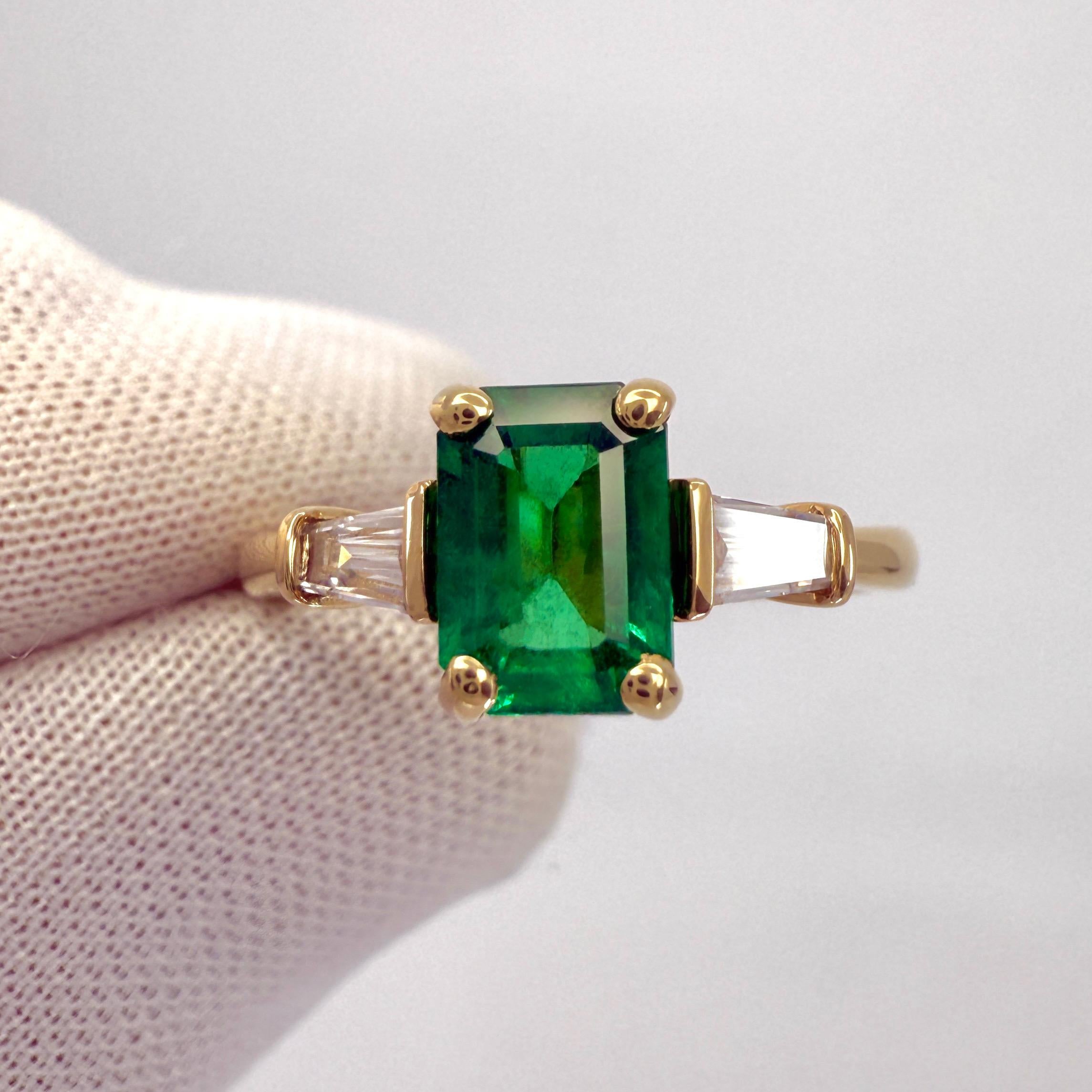 Esmeralda verde y diamante de 1,08 ct Anillo octogonal de tres piedras en oro amarillo de 18k en venta 3