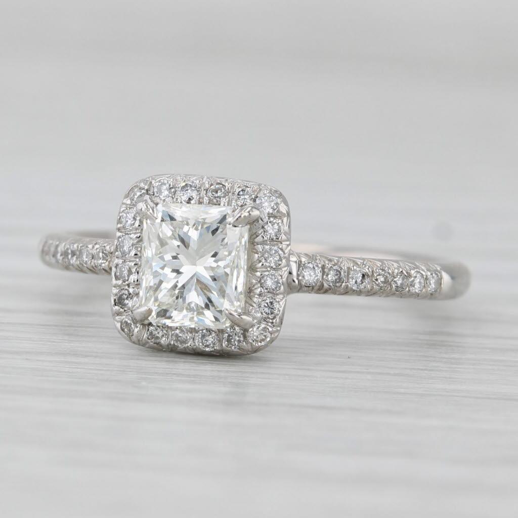 Anello di fidanzamento aureolato con diamante da 1,08ctw in oro bianco 14k misura 7 GIA in vendita 1