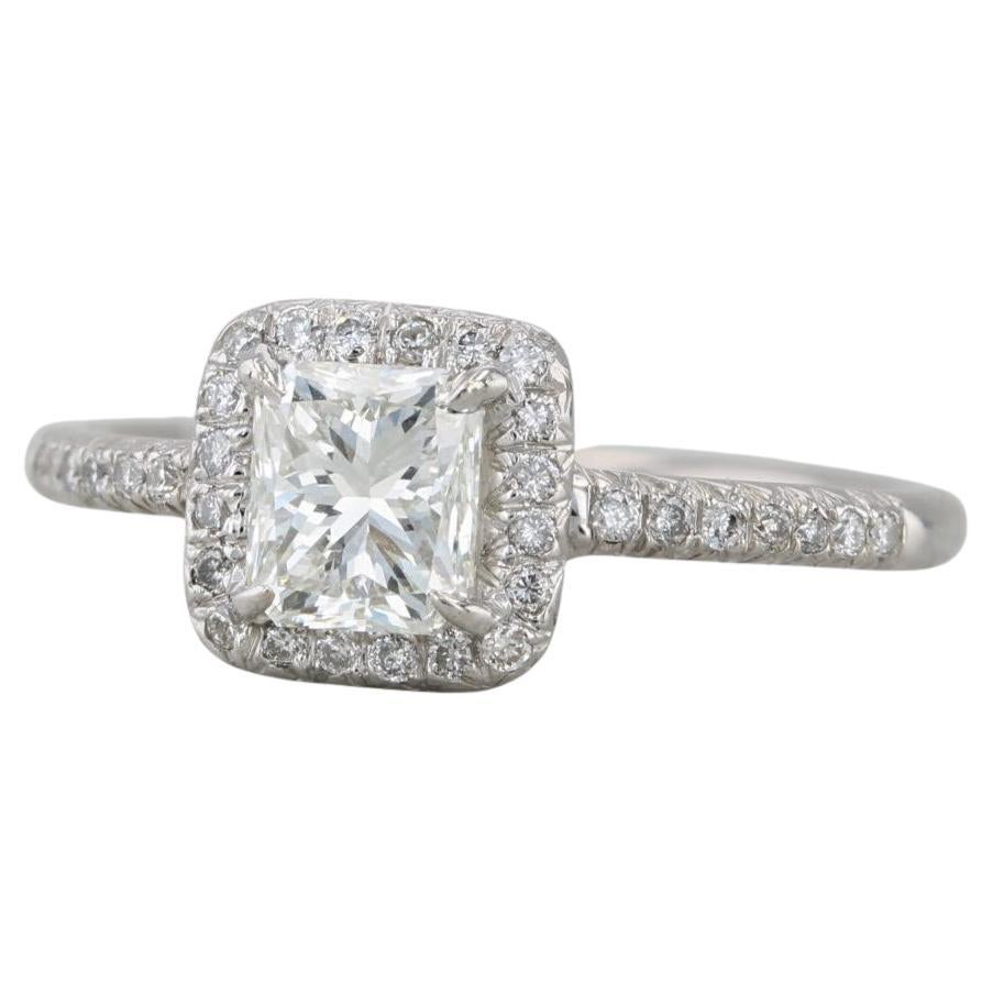 Anello di fidanzamento aureolato con diamante da 1,08ctw in oro bianco 14k misura 7 GIA in vendita