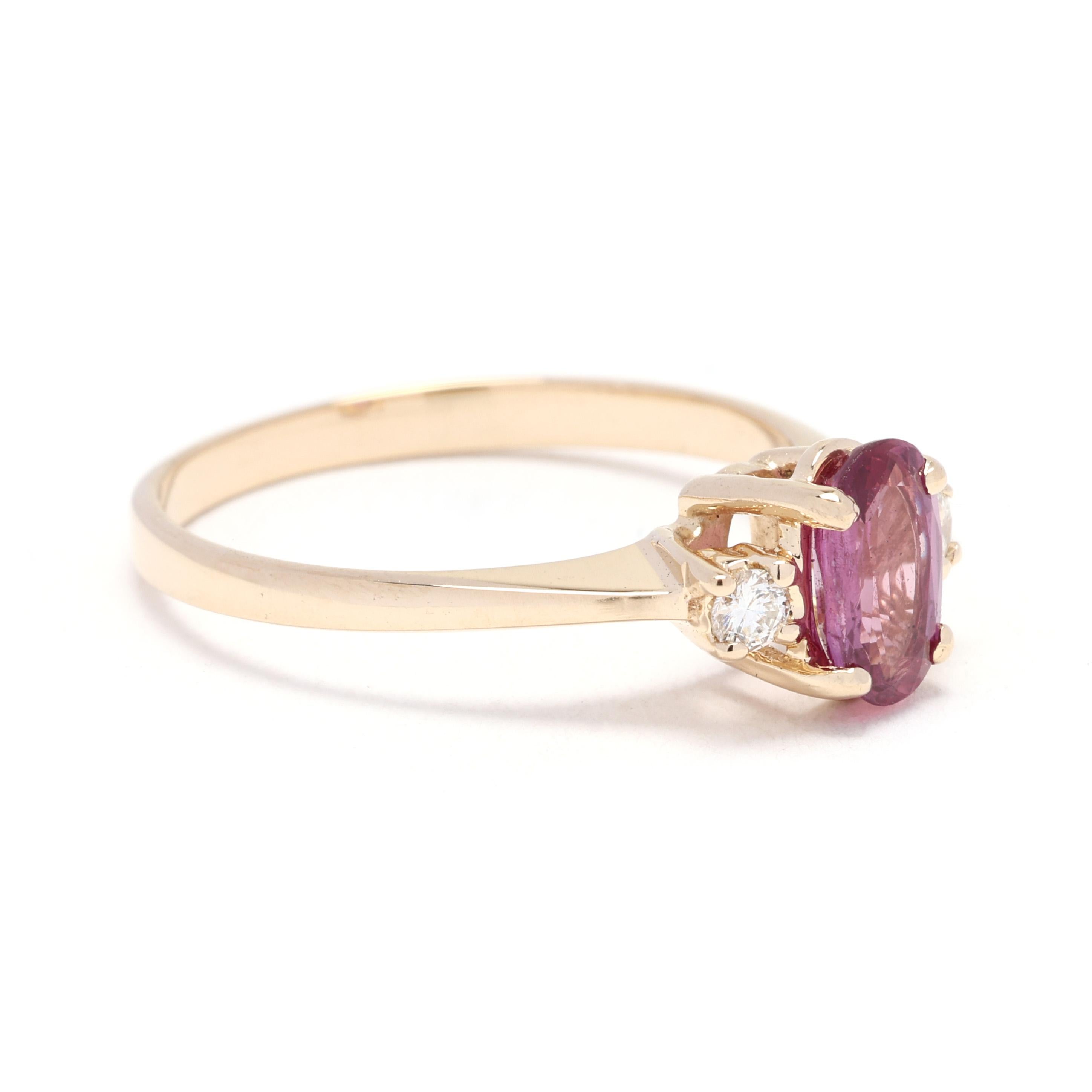Dieser 3-Stein-Ring mit 1,08 ct Rubin und Diamant ist ein atemberaubendes Schmuckstück, das Eleganz und Charme ausstrahlt. Dieser Ring aus 14-karätigem Gelbgold trägt in der Mitte einen Rubin im Ovalschliff, der auf beiden Seiten von zwei Diamanten