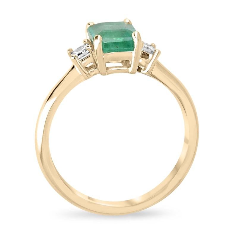 Unser dreisteiniger Ring mit Smaragd und Diamant ist zeitlos elegant. Der auffällige Smaragd ist von Norden nach Süden in einer sicheren Zackenfassung gefasst. Flankiert von Diamanten im Prinzessinnenschliff auf jeder Seite, bildet dieser Ring eine