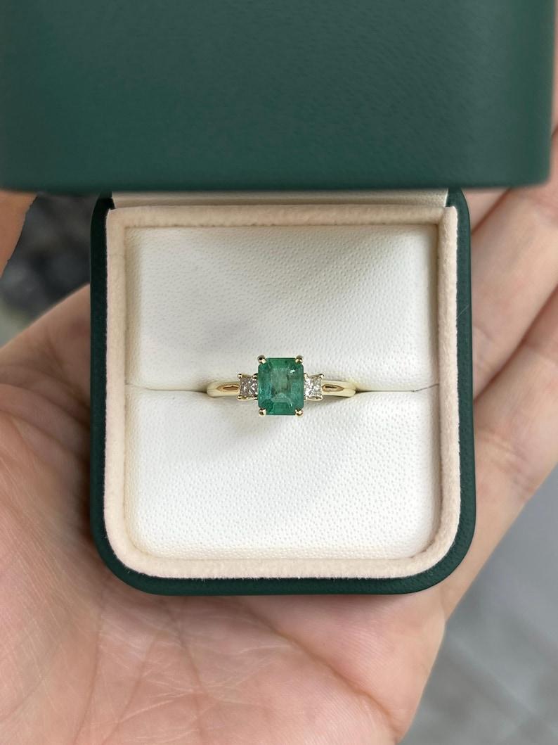 1,08tcw 14K Smaragdschliff Smaragd & Diamant Drei-Stein-Ring - Hellgrüner 585 (Moderne) im Angebot
