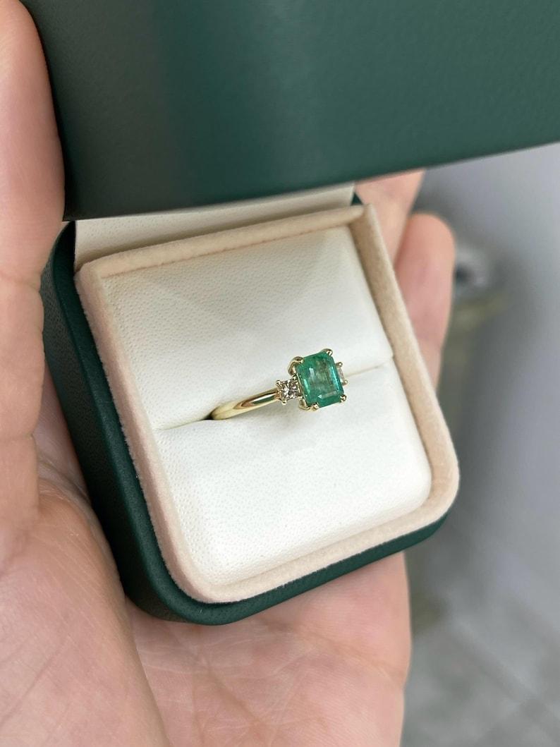 1,08tcw 14K Smaragdschliff Smaragd & Diamant Drei-Stein-Ring - Hellgrüner 585 im Zustand „Neu“ im Angebot in Jupiter, FL