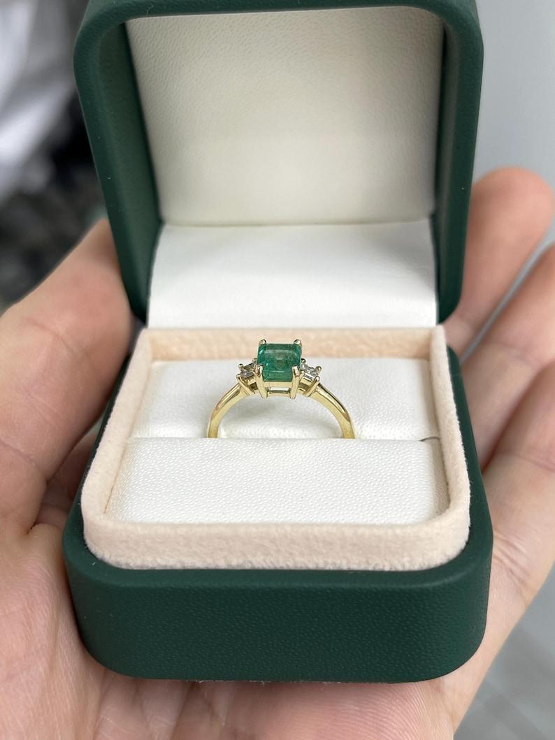 1,08tcw 14K Smaragdschliff Smaragd & Diamant Drei-Stein-Ring - Hellgrüner 585 Damen im Angebot