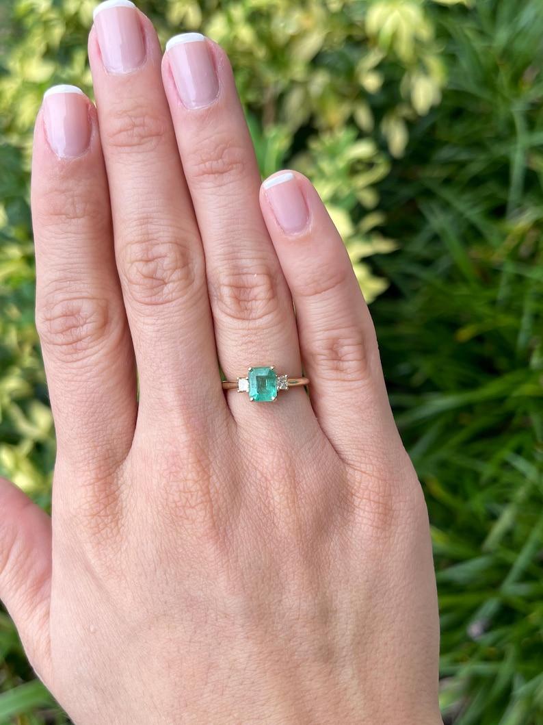 1,08tcw 14K Smaragdschliff Smaragd & Diamant Drei-Stein-Ring - Hellgrüner 585 im Angebot 1