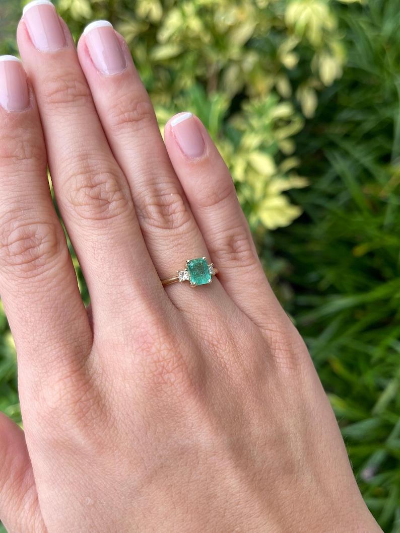 1,08tcw 14K Smaragdschliff Smaragd & Diamant Drei-Stein-Ring - Hellgrüner 585 im Angebot 2