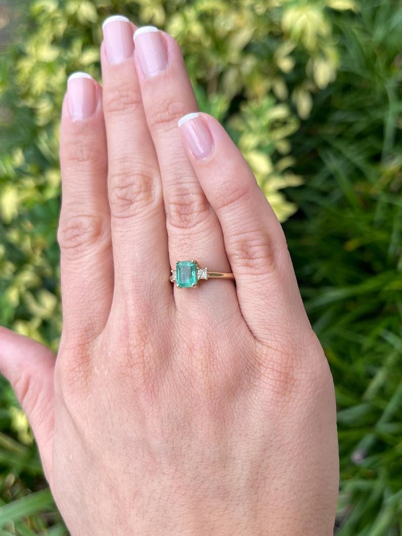 1,08tcw 14K Smaragdschliff Smaragd & Diamant Drei-Stein-Ring - Hellgrüner 585 im Angebot 3