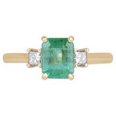 Anillo de tres piedras con esmeralda y diamantes talla esmeralda de 1,08 qt 14K - Verde claro 585
