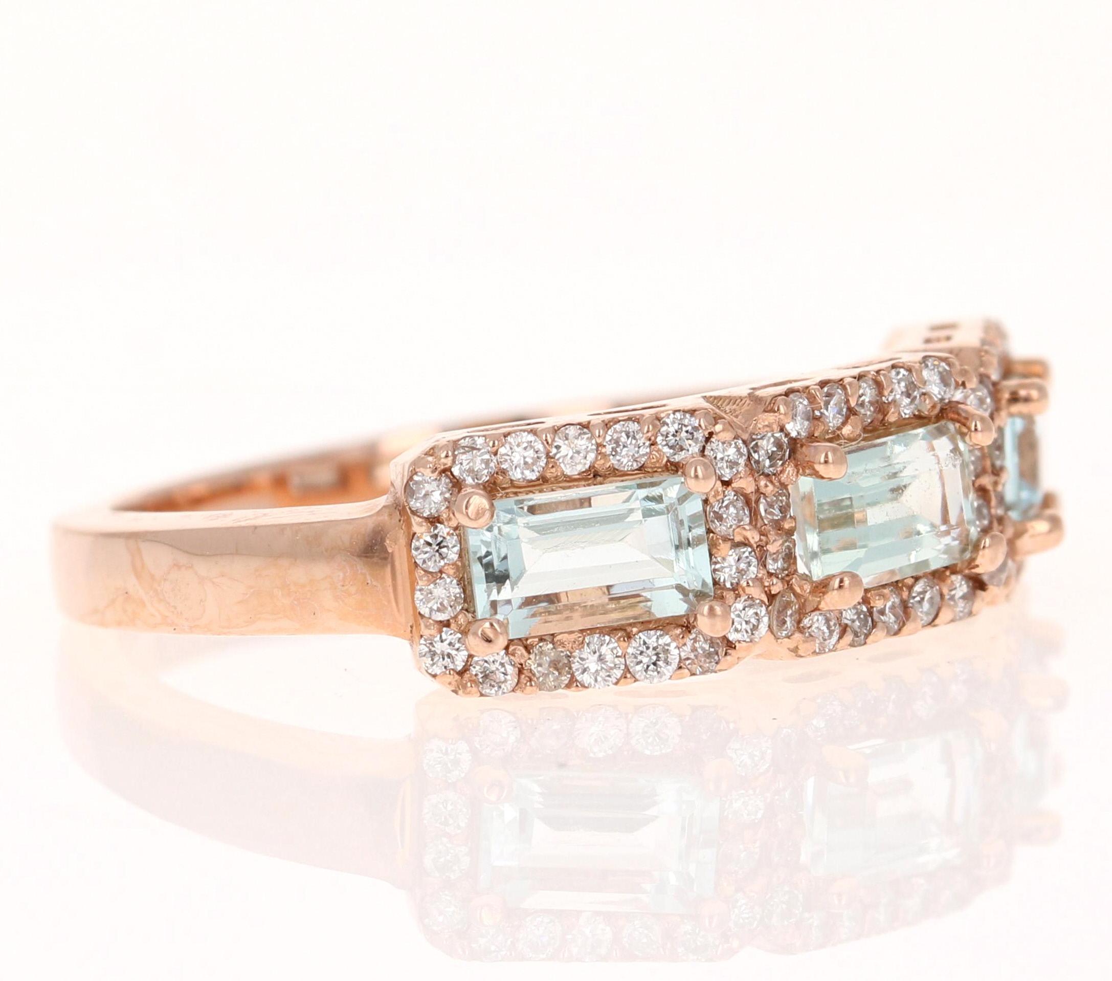 Fascia da cocktail in oro rosa a 3 pietre con diamante e acquamarina da 1,09 carati
Semplice ma elegante.

Caratteristiche dell'articolo:

3 Acquemarine taglio baguette dritte del peso di 0,82 carati
54 diamanti taglio rotondo per un peso di 0,27