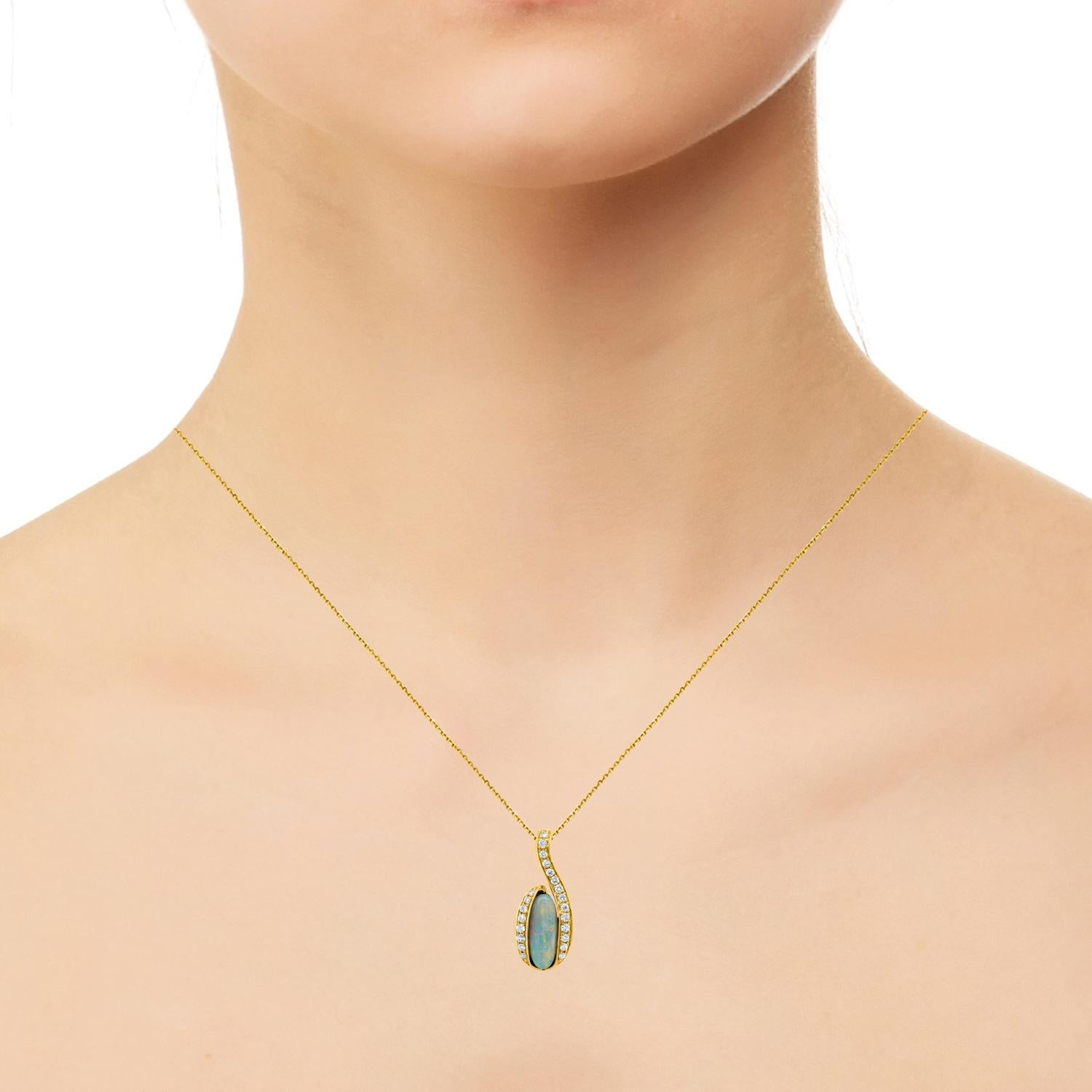Taille ovale Pendentif en opale australienne et diamants de 1,09 carat en vente