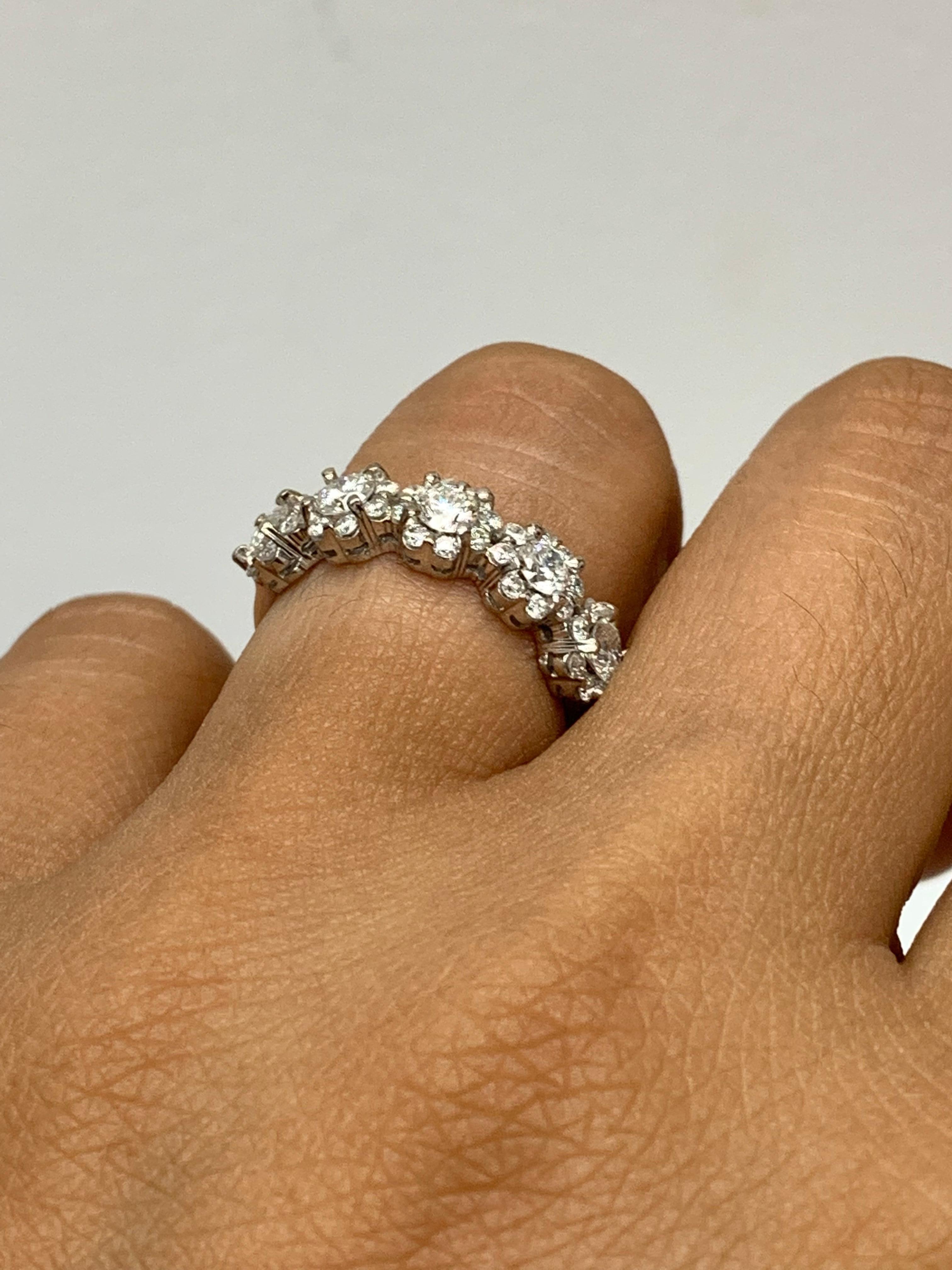 Moderne Bague en or blanc 18k de 1,09 carat, diamant en forme de fleur à taille brillante en vente