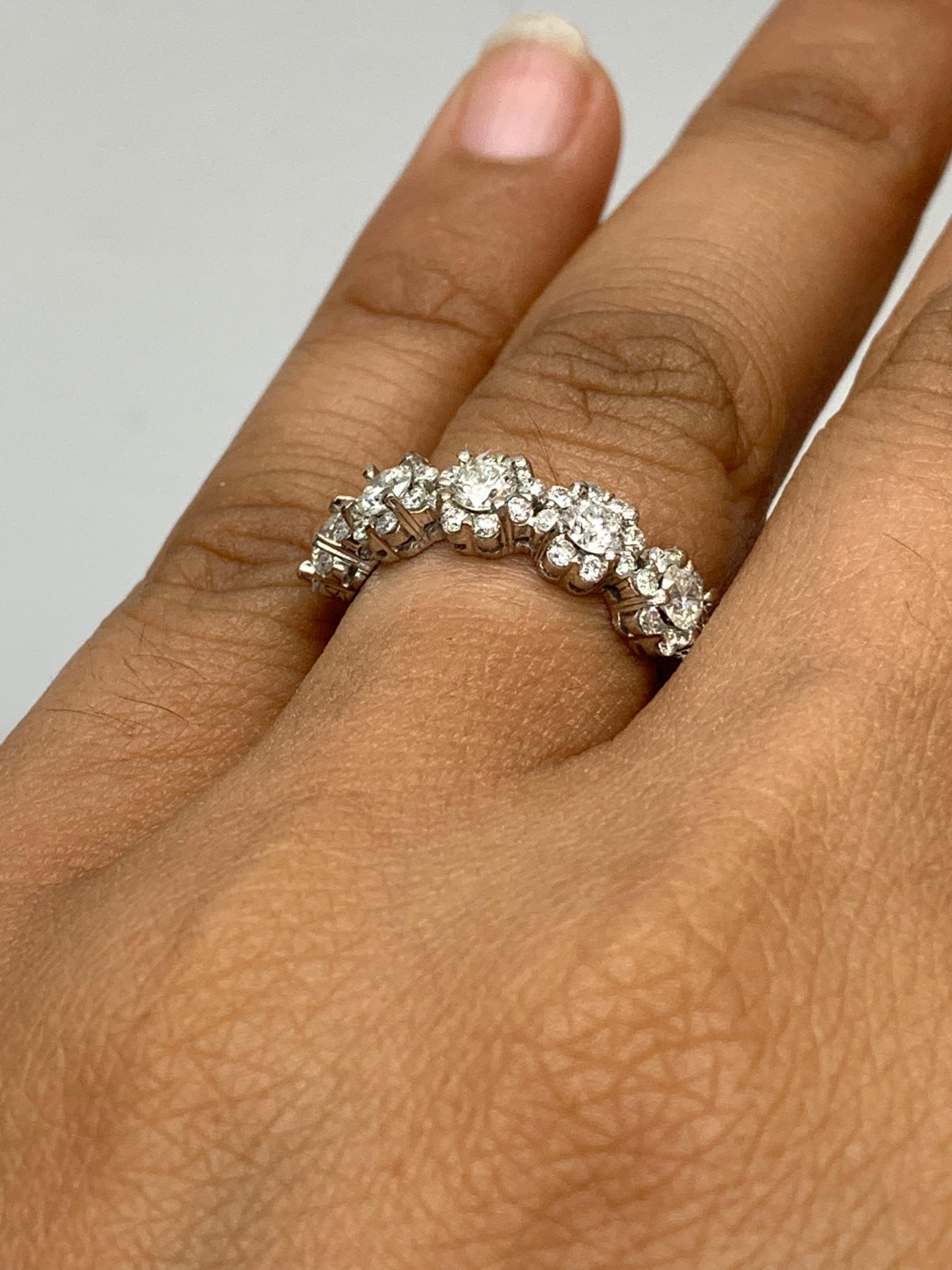 Taille brillant Bague en or blanc 18k de 1,09 carat, diamant en forme de fleur à taille brillante en vente