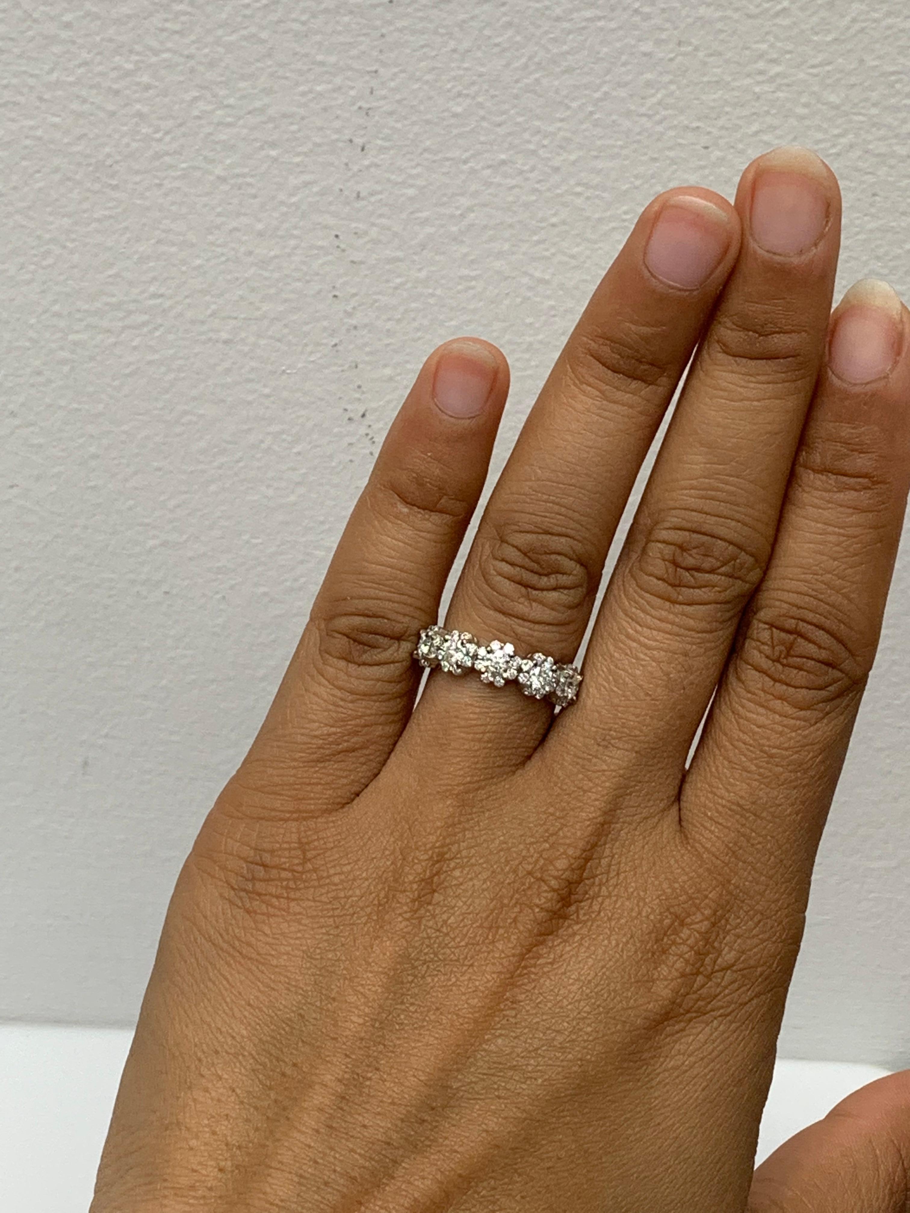 Bague en or blanc 18k de 1,09 carat, diamant en forme de fleur à taille brillante en vente 1