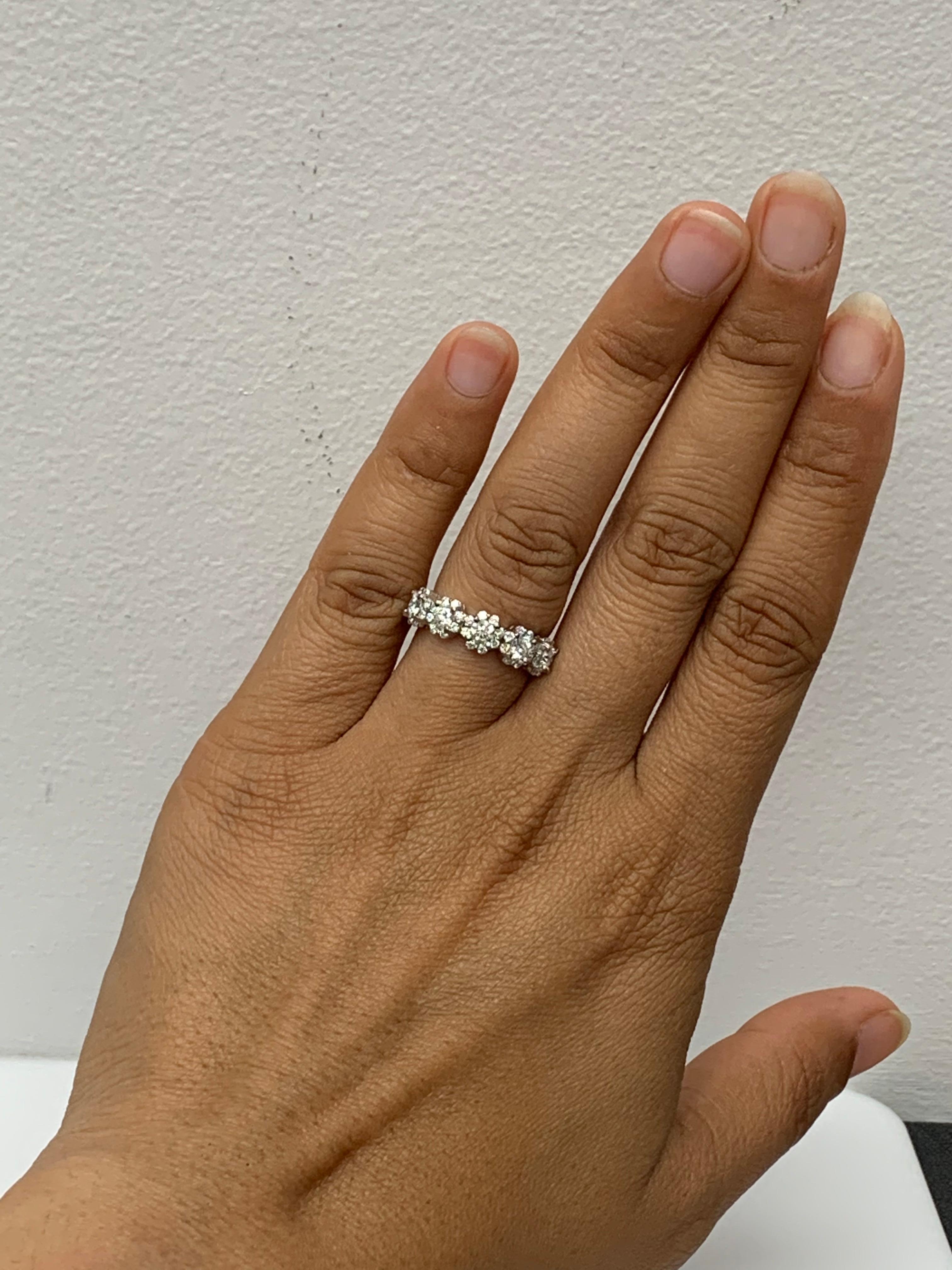 Bague en or blanc 18k de 1,09 carat, diamant en forme de fleur à taille brillante en vente 2